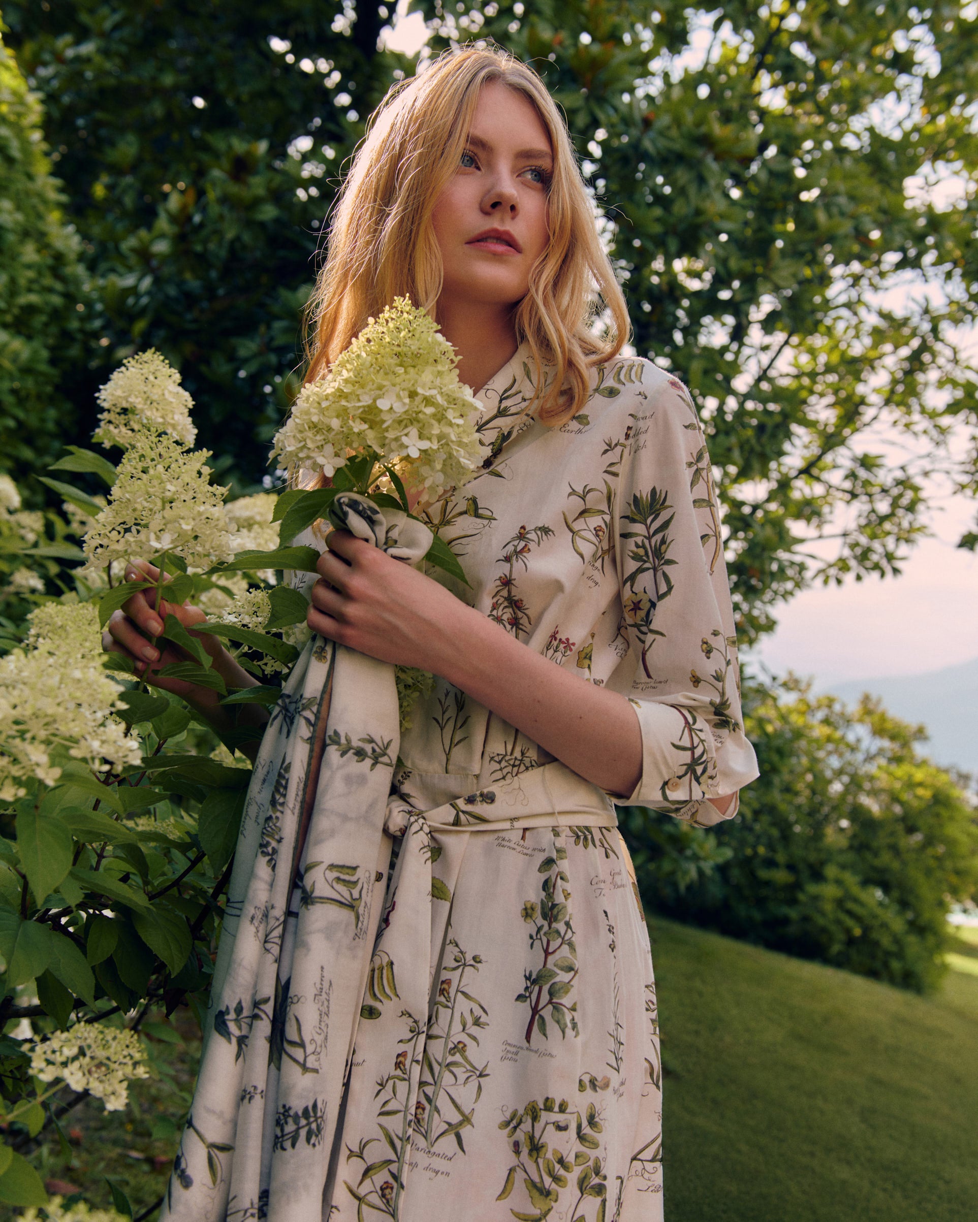 Kleid aus Baumwolle und Seide mit Herbarium Druck