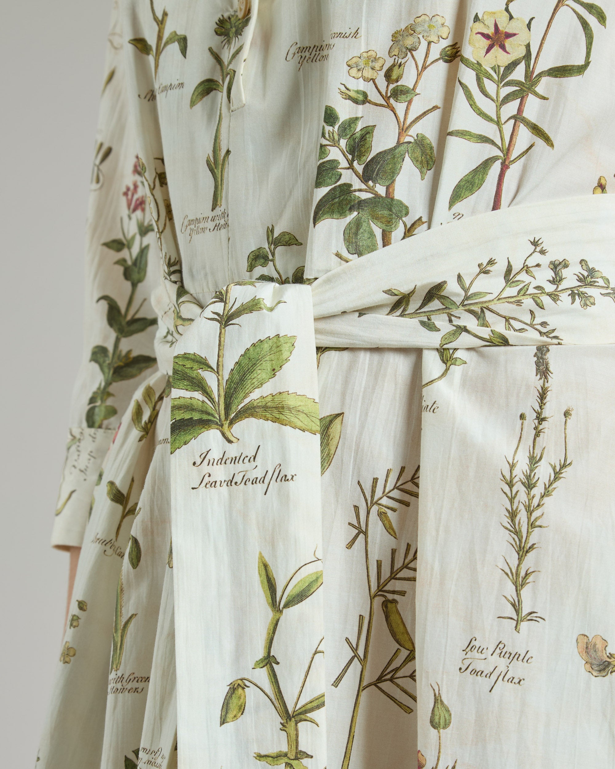 Kleid aus Baumwolle und Seide mit Herbarium Druck