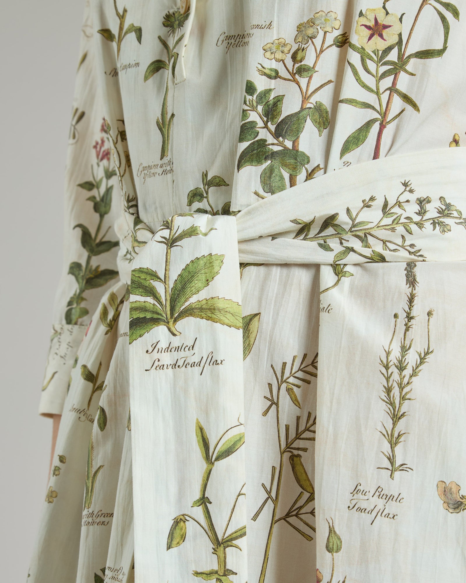 Kleid aus Baumwolle und Seide mit Herbarium Druck