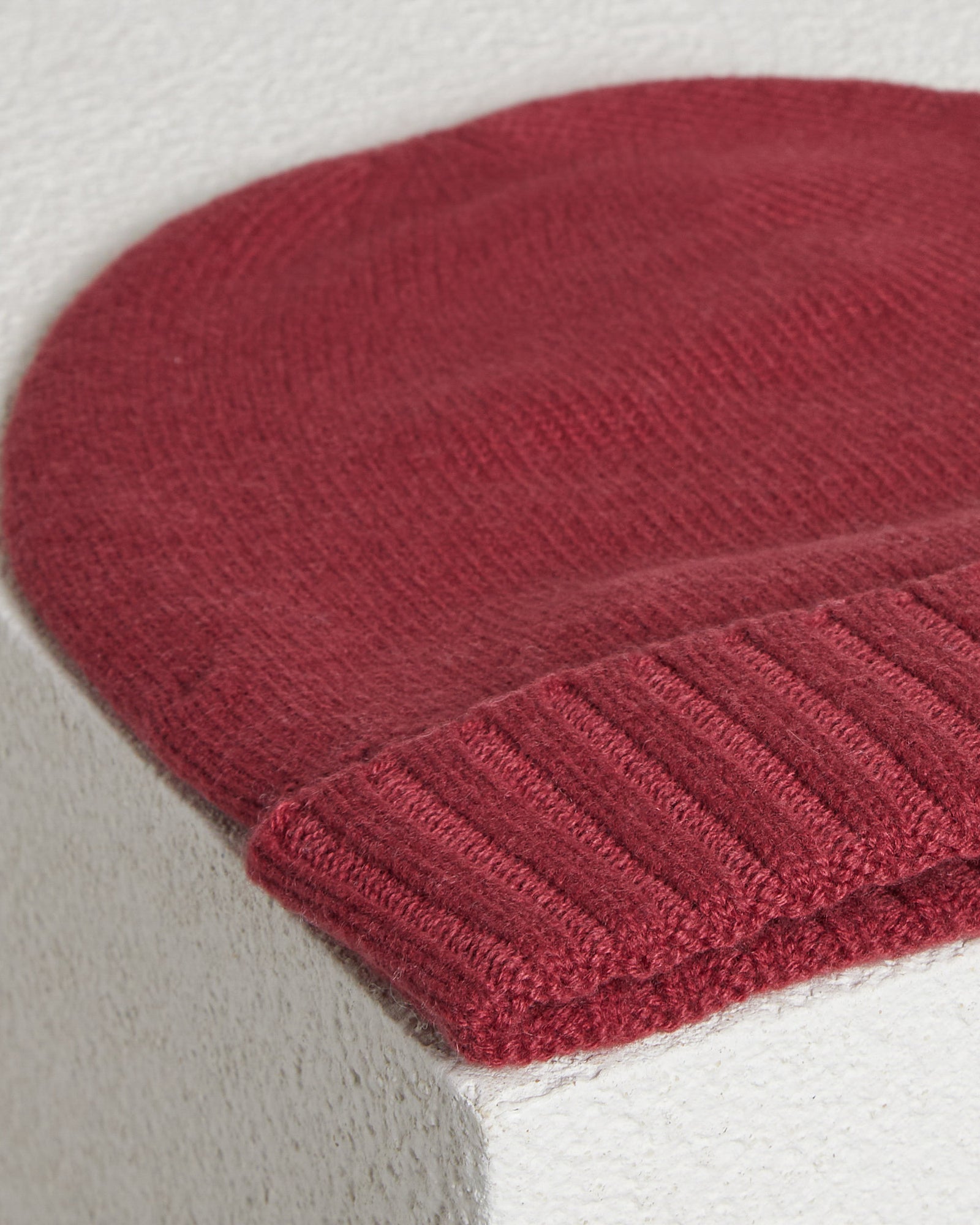 burgundy knitted cap in Kid Cashmere