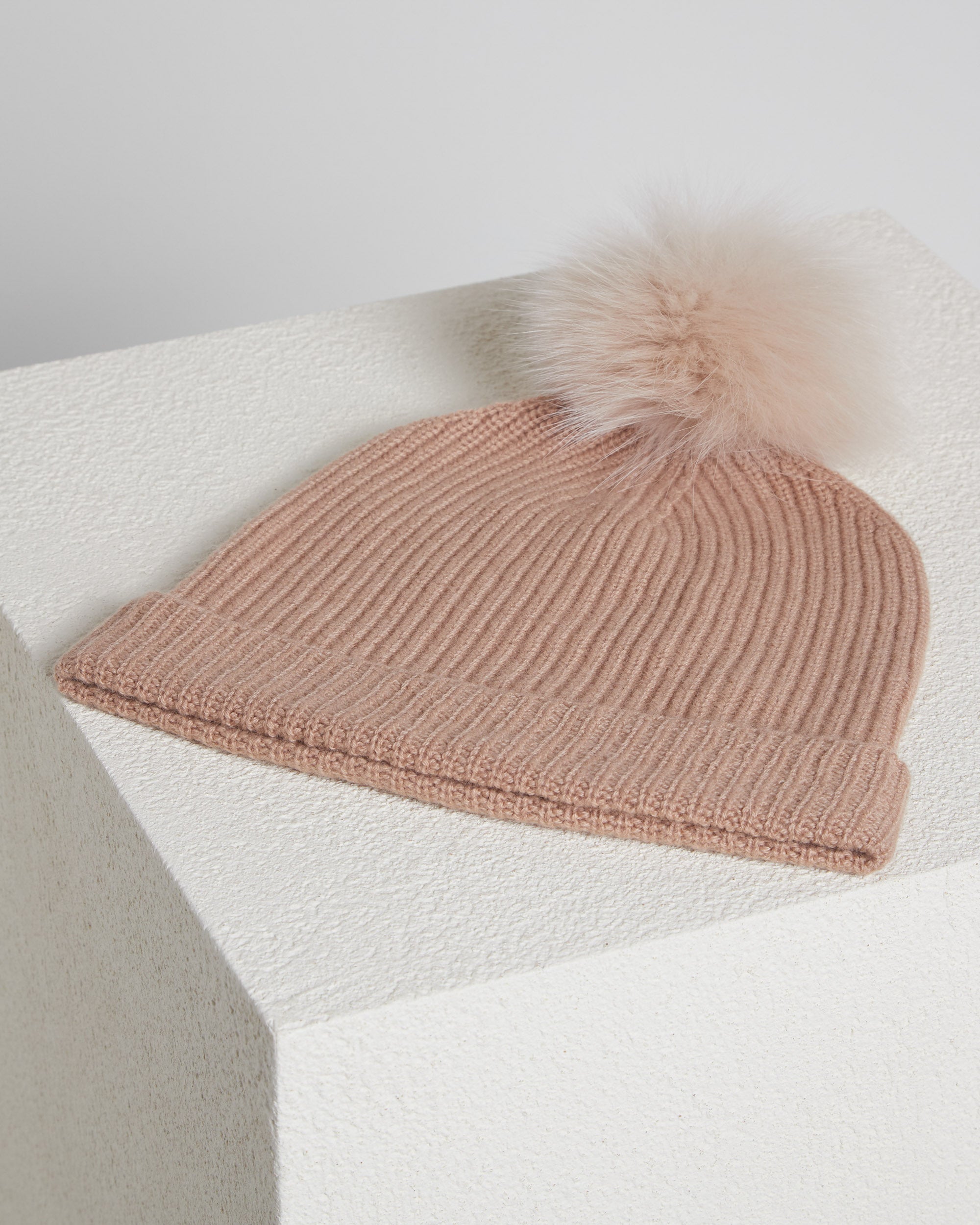 Beige knitted cap with pom-pom in Kid Cashmere