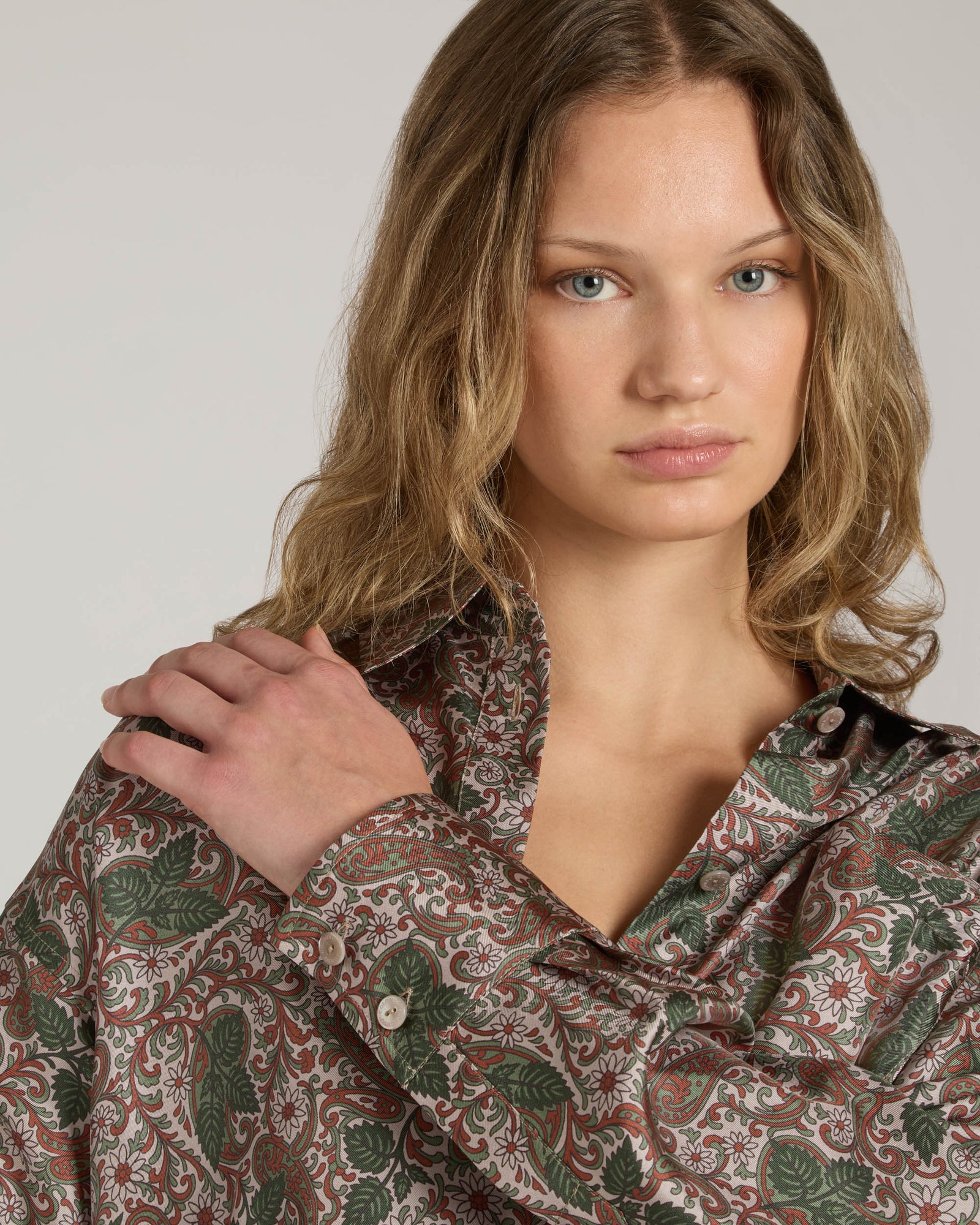 Pure silk shirt with Ortica print 2