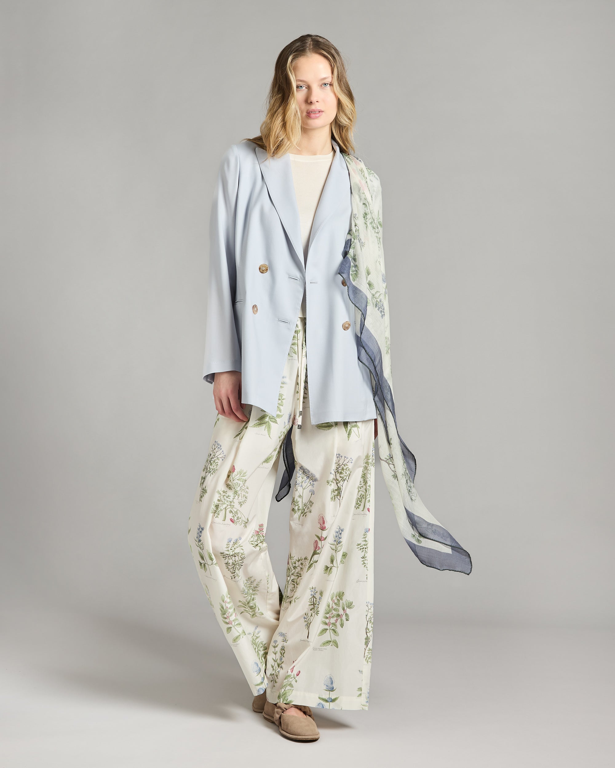 Cashmere 4.0 light blue double-breasted jacket.