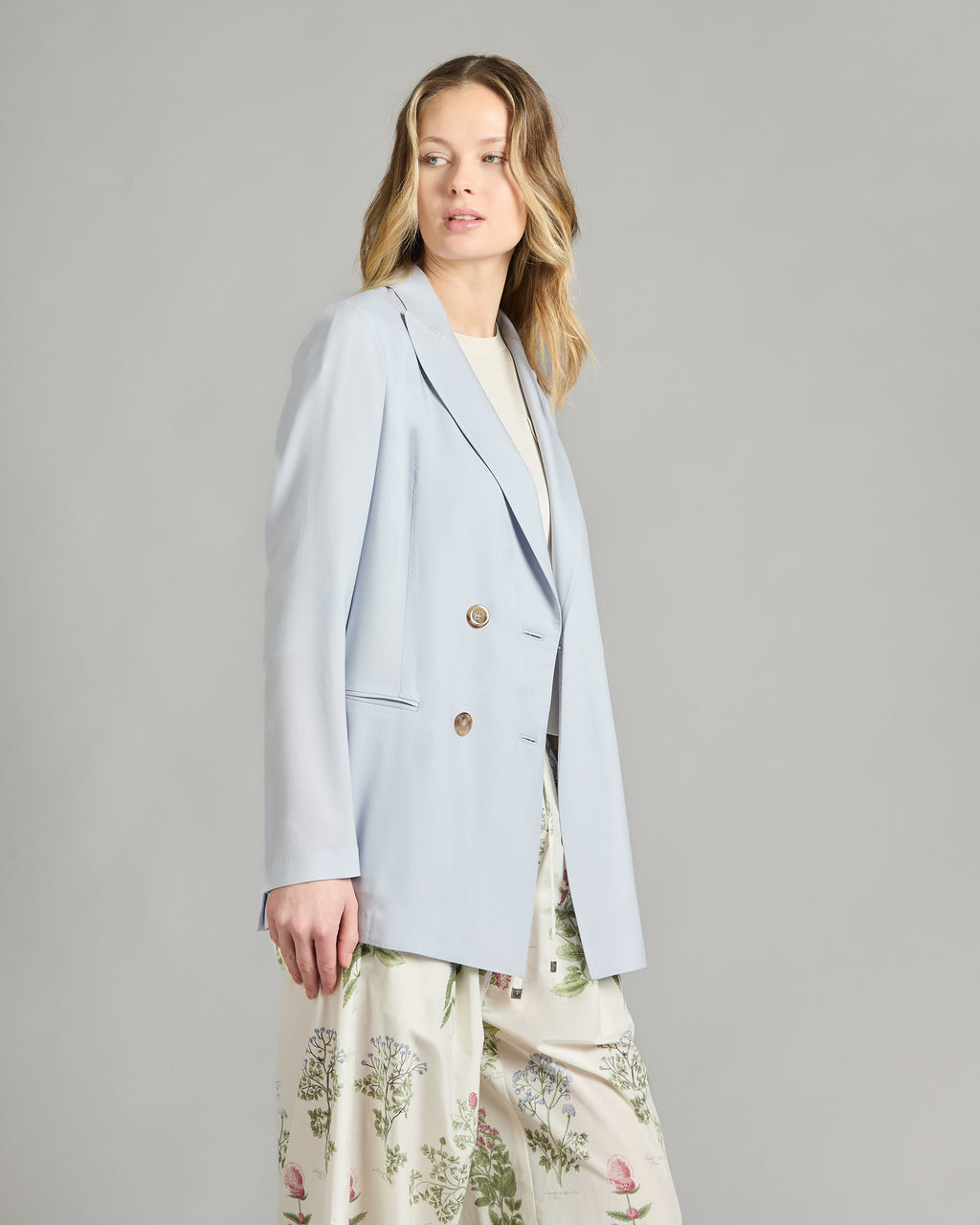 Cashmere 4.0 light blue double-breasted jacket.