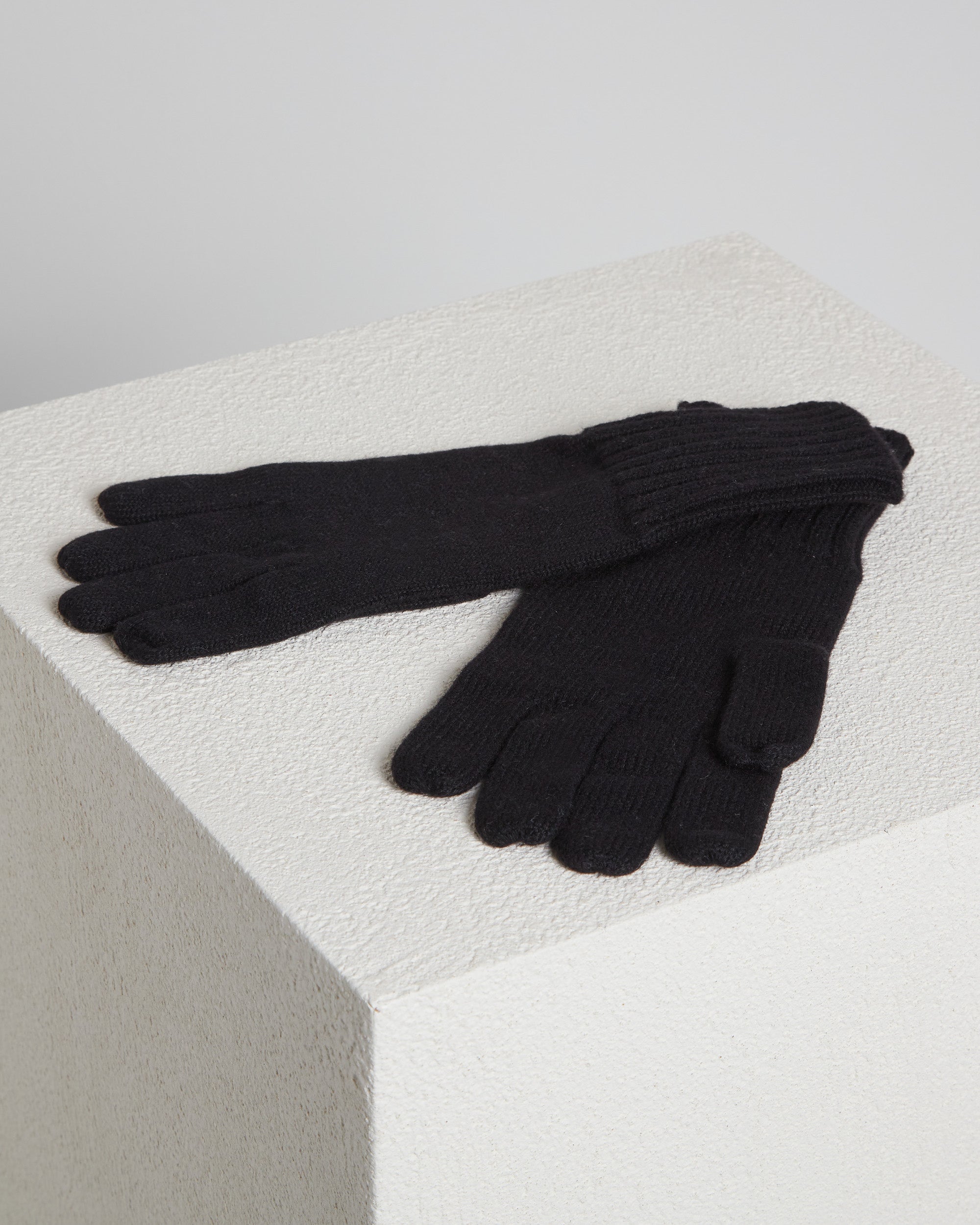 Black Cashmere knitted gloves