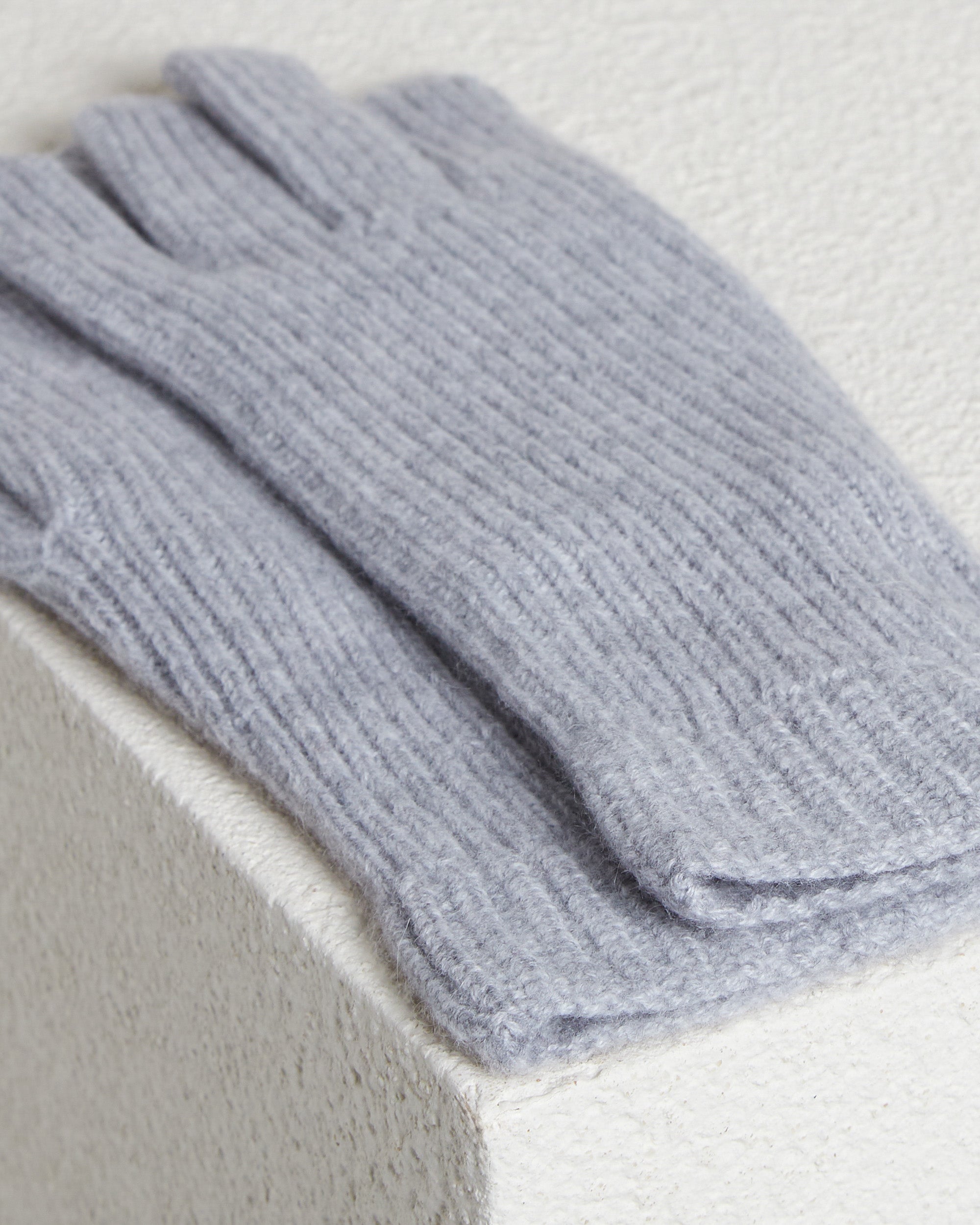 Light grey Kid Cashmere knitted gloves 2