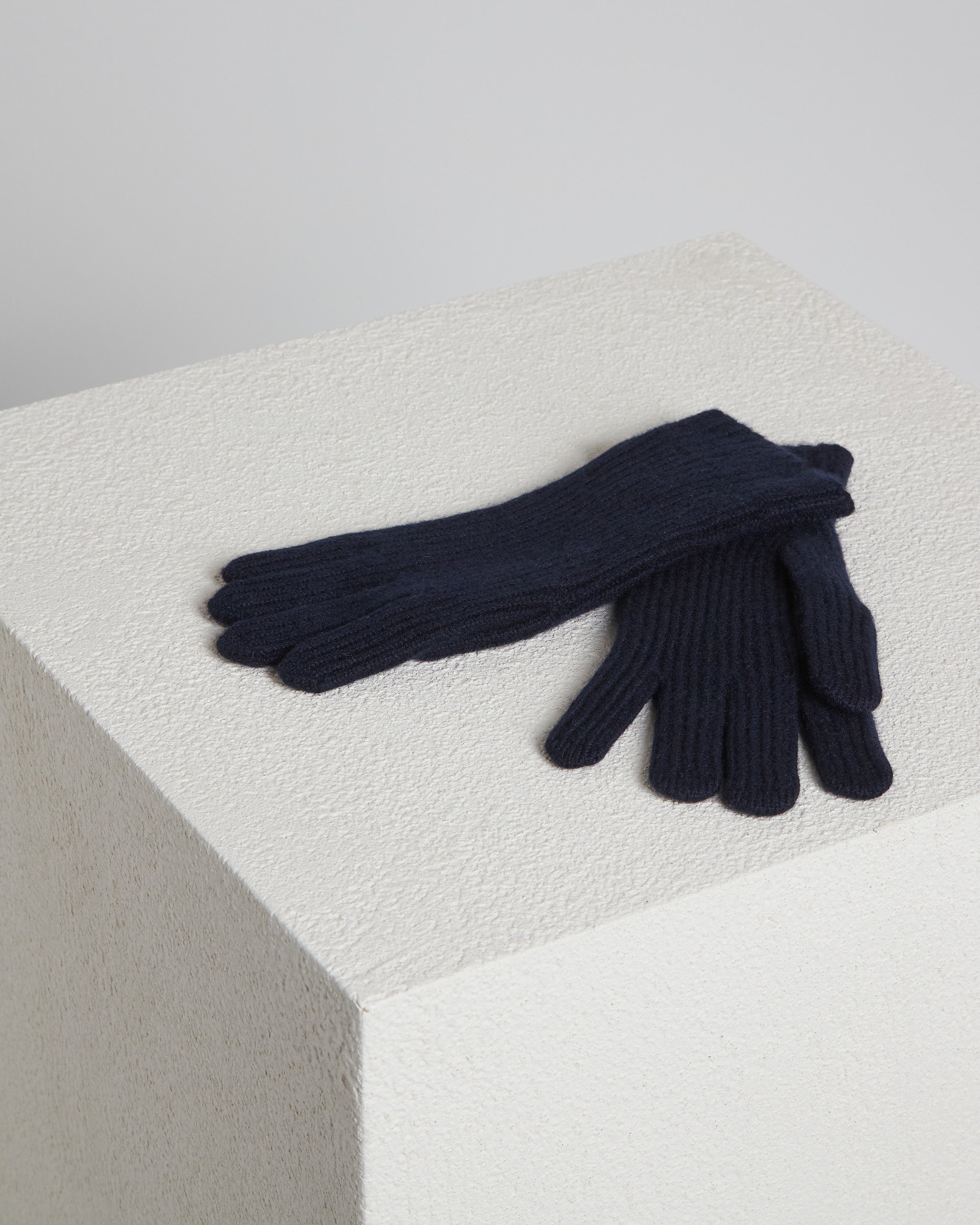 Blue Kid Cashmere knitted gloves