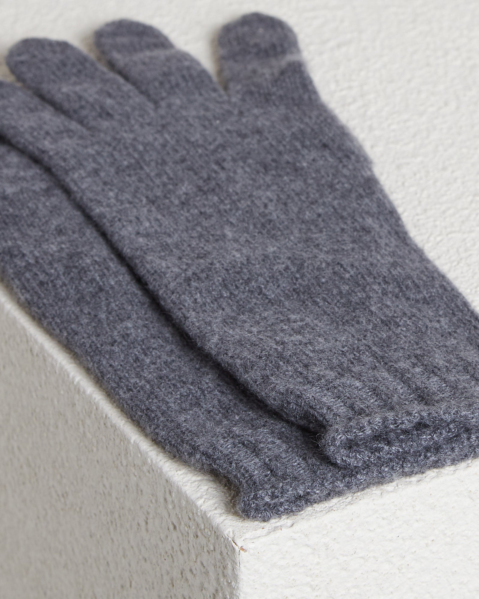 Grey Kid Cashmere knitted gloves