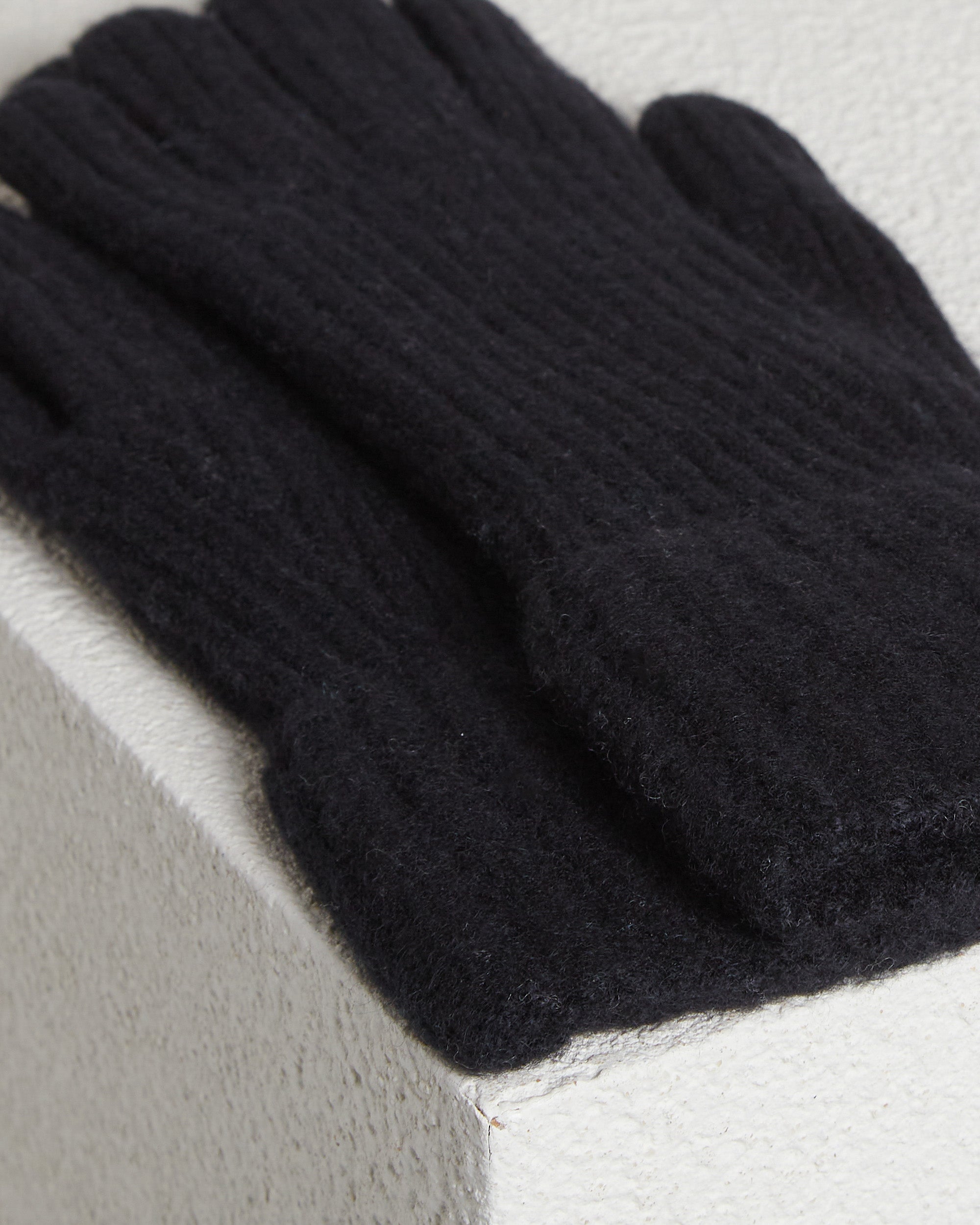 Black Kid Cashmere knitted gloves