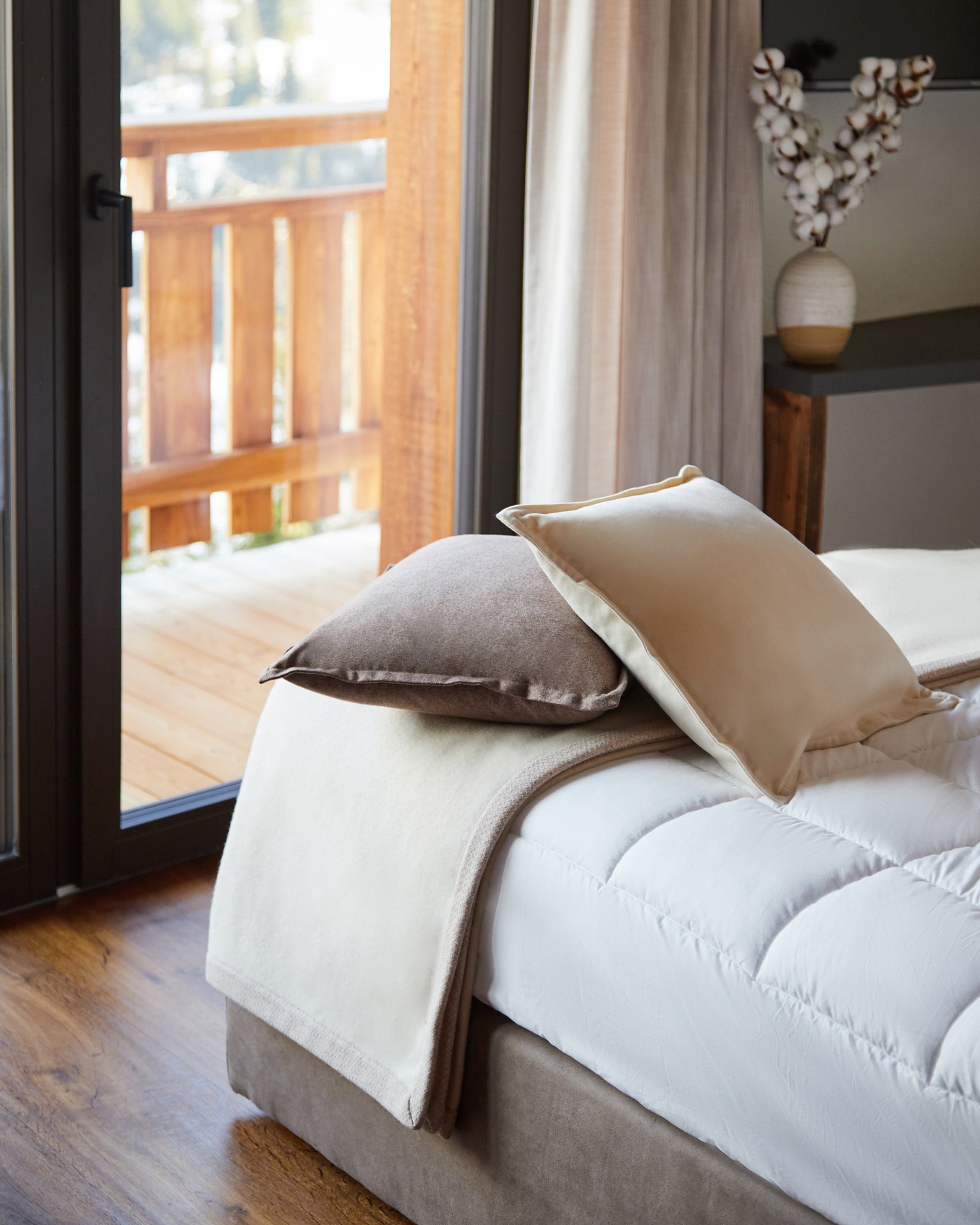 White cashmere and wool king size blanket