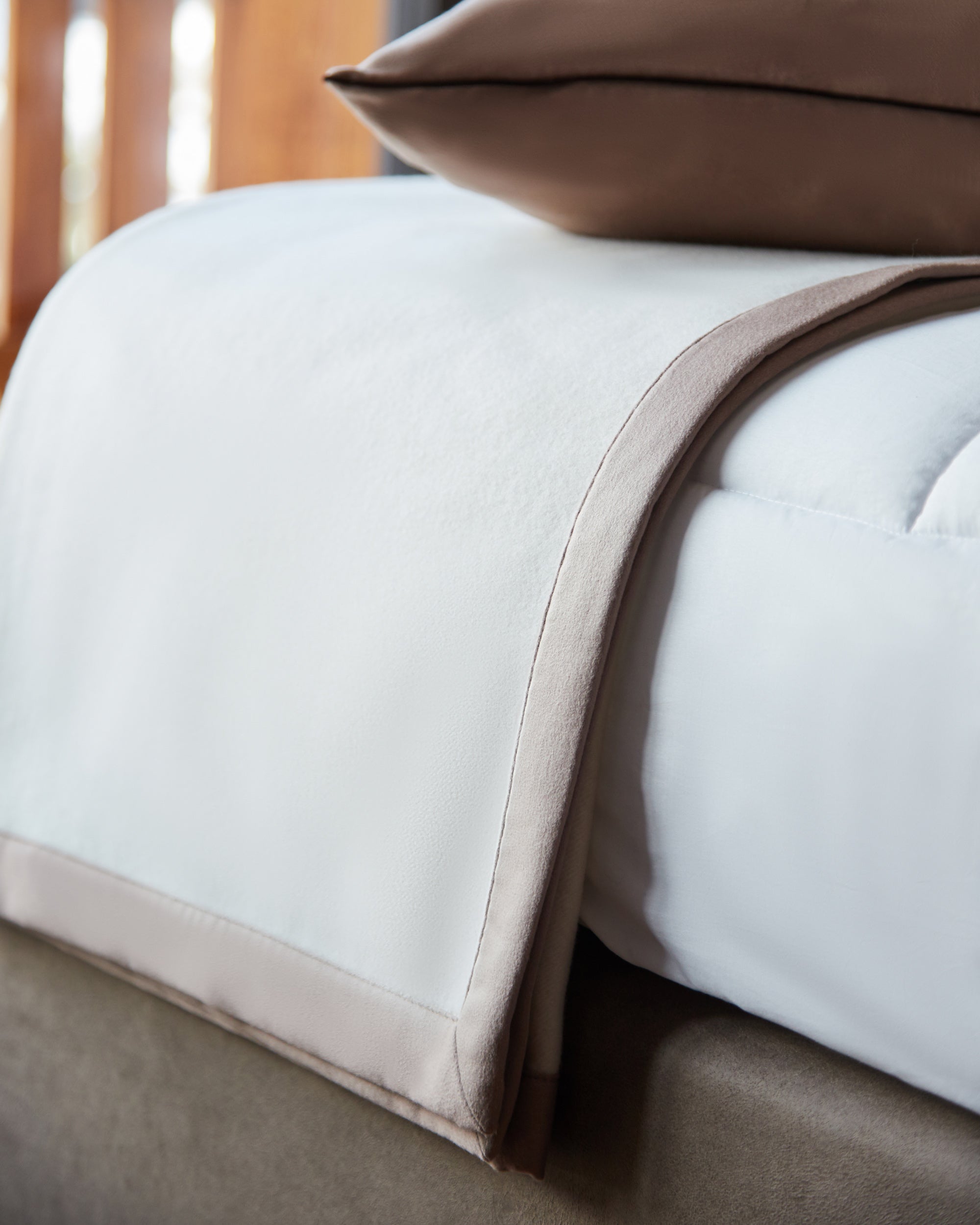White cashmere and wool king size blanket 2