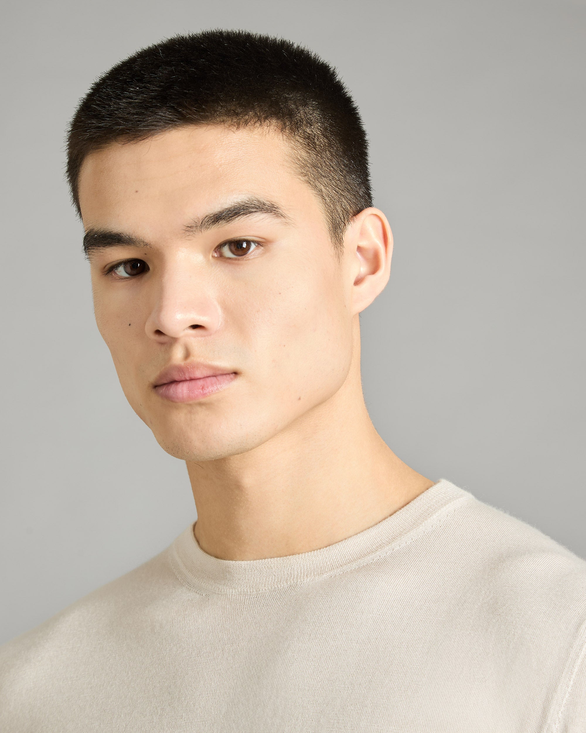Beige cashmere and silk men's round-neck sweater