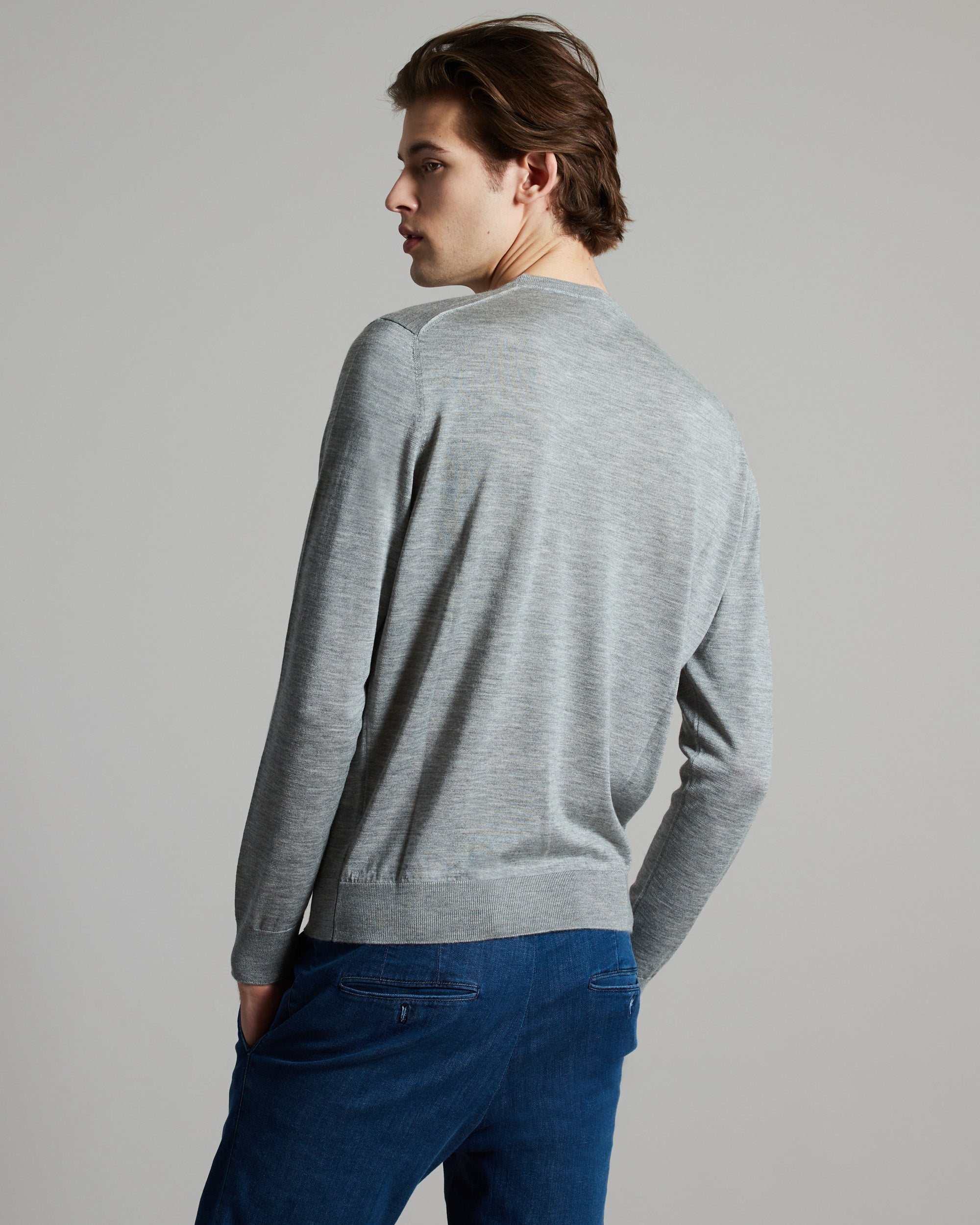 Grey cashmere and silk men's round-neck sweater 4
