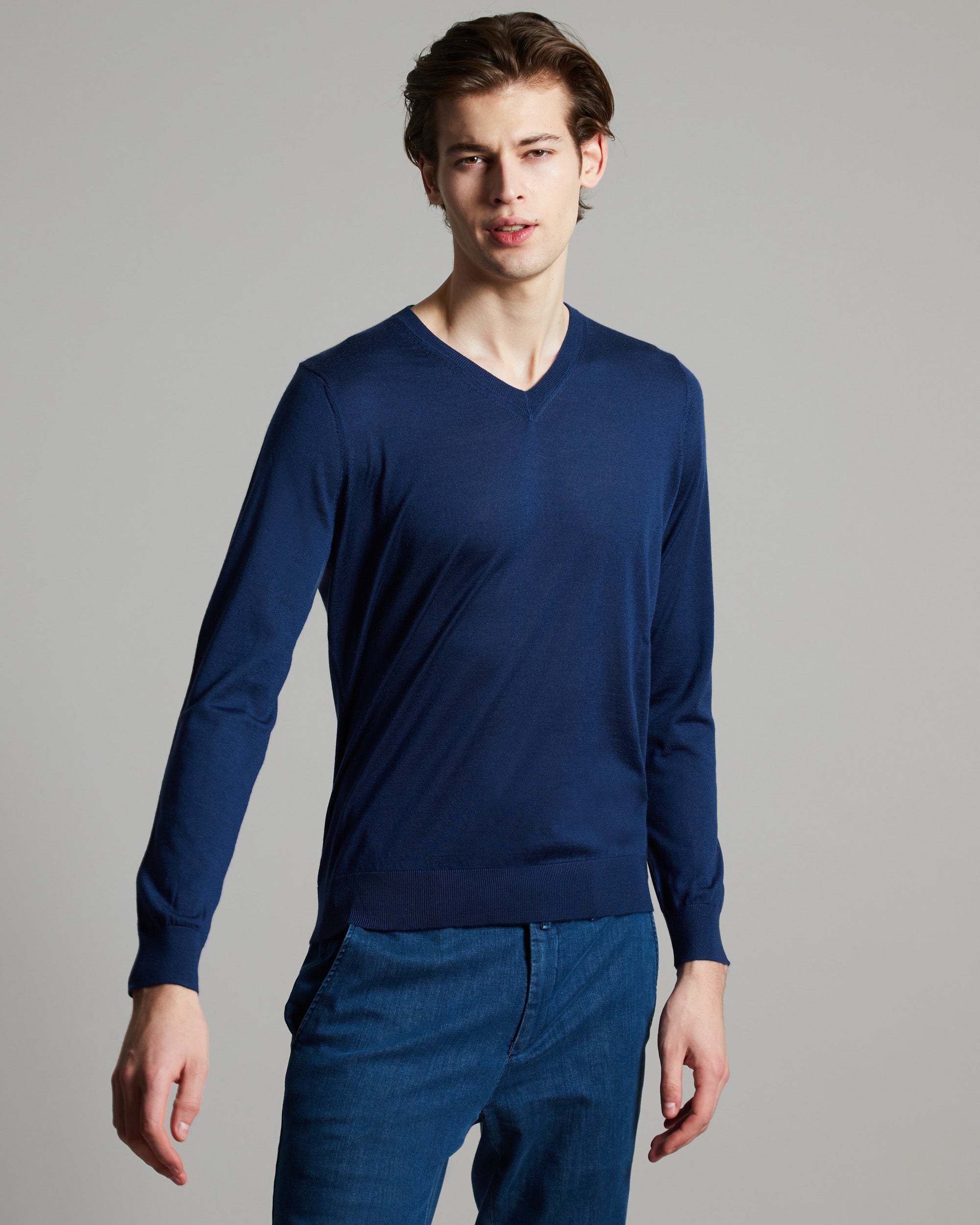 Blue cashmere and silk men's V-neck sweater 2