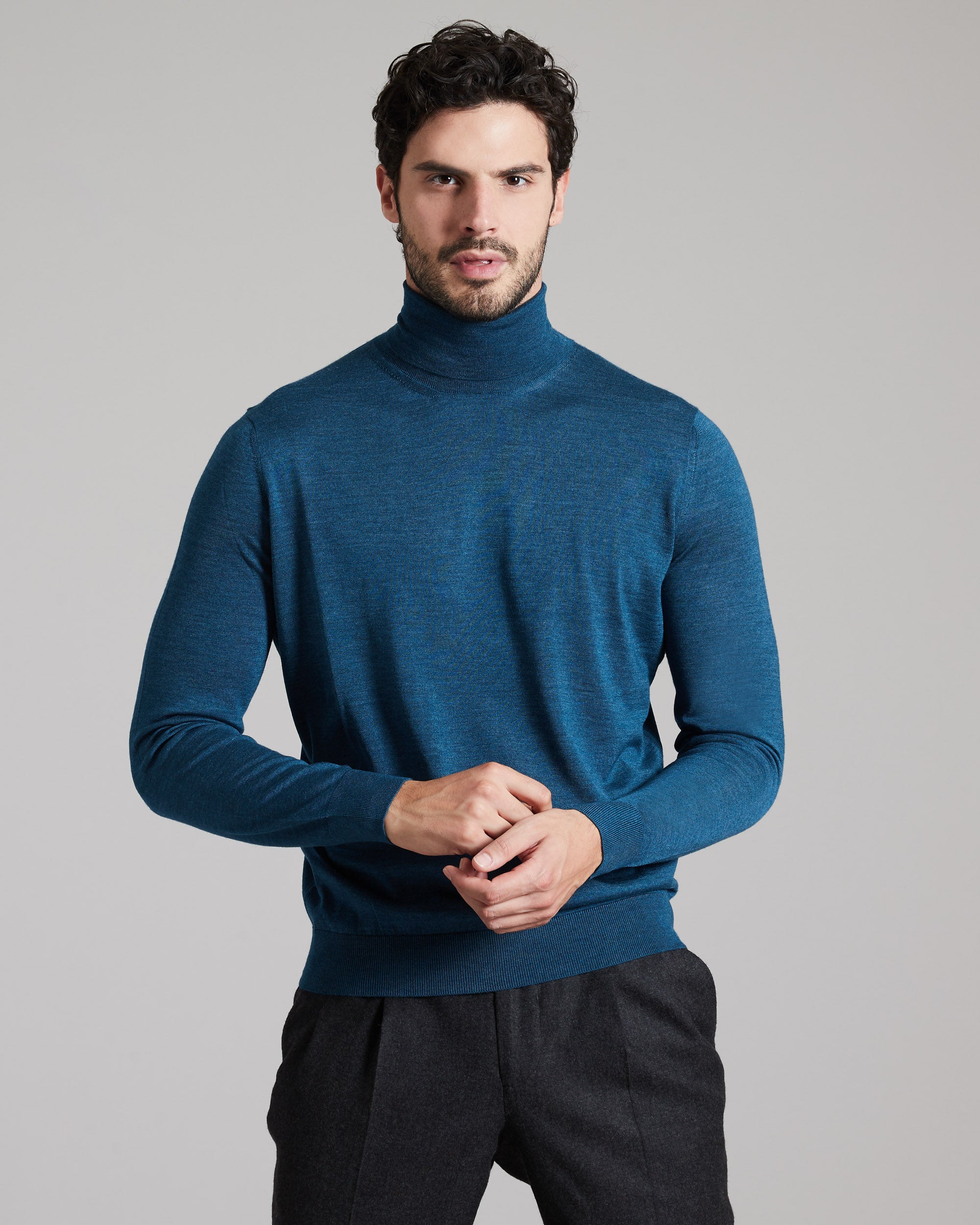 Maglia dolcevita da uomo in cashmere seta blu cobalto