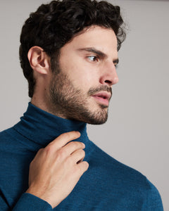 Maglia dolcevita da uomo in cashmere seta blu cobalto