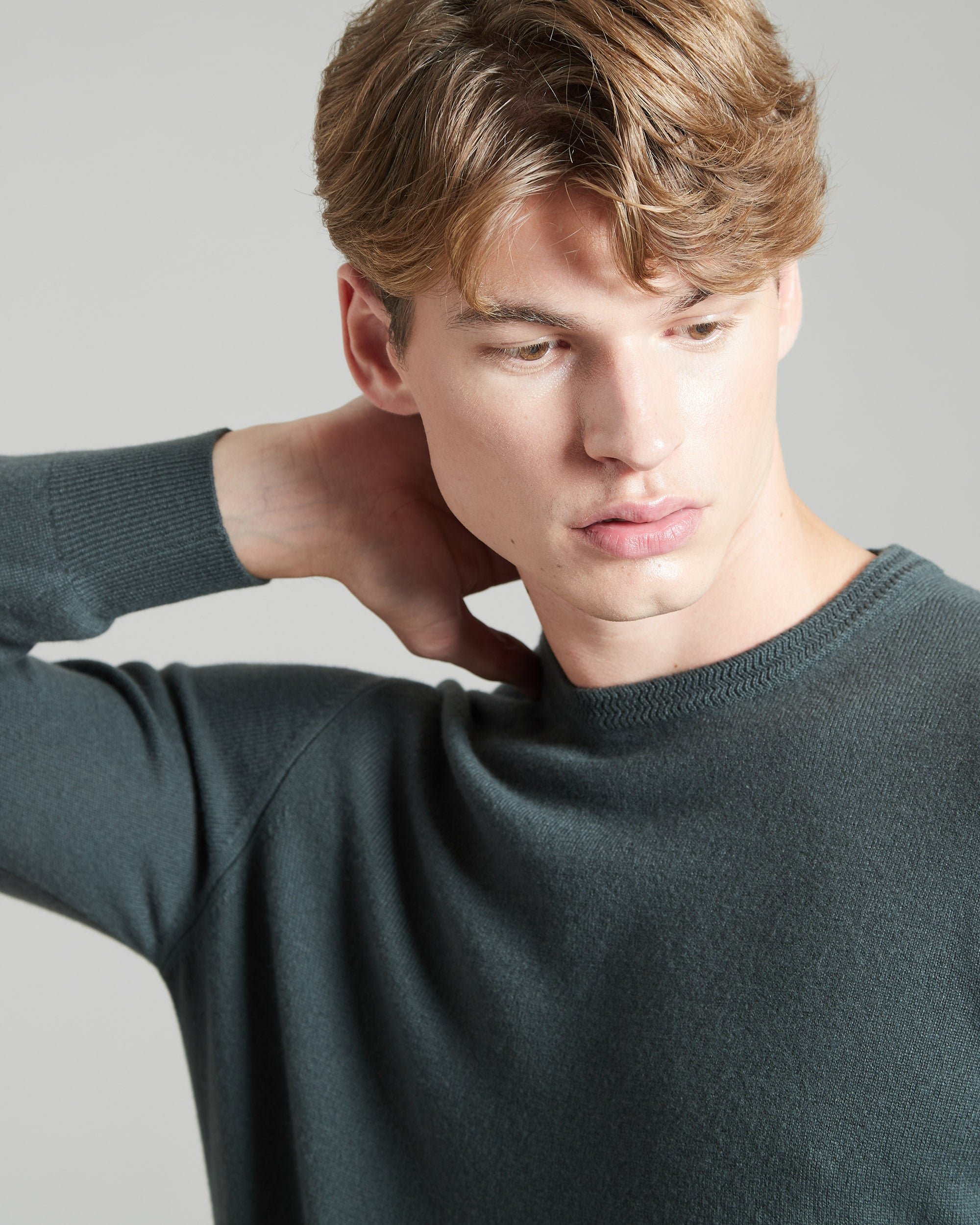 Army green kid cashmere round-neck sweater 3