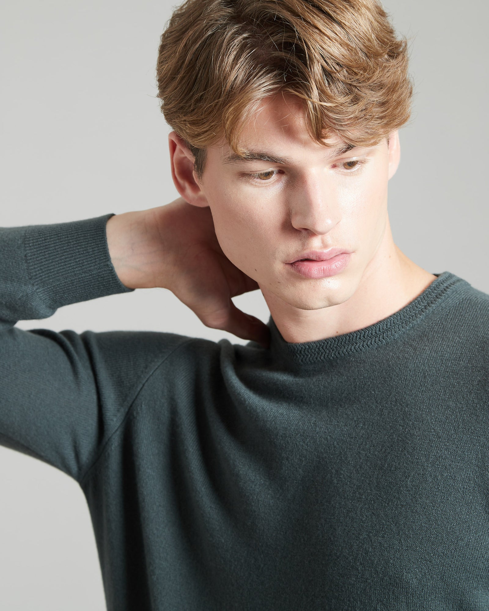 Army green kid cashmere round-neck sweater 3