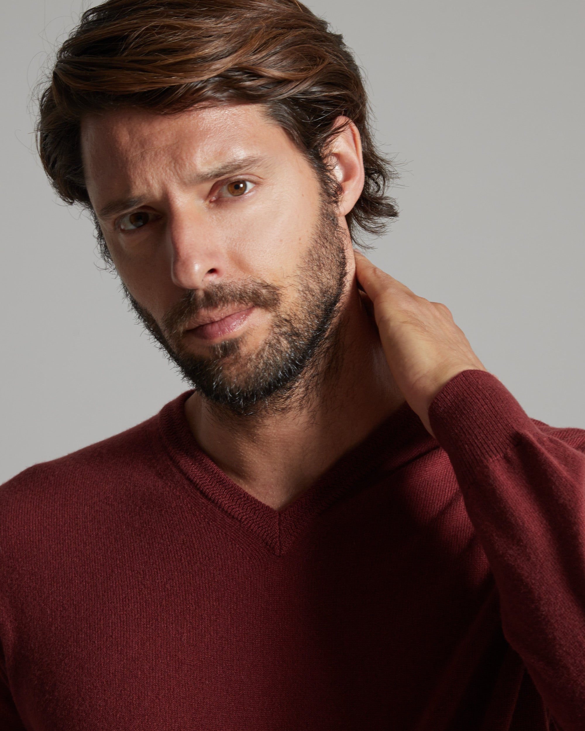 Bordeaux kid cashmere V-neck sweater 4