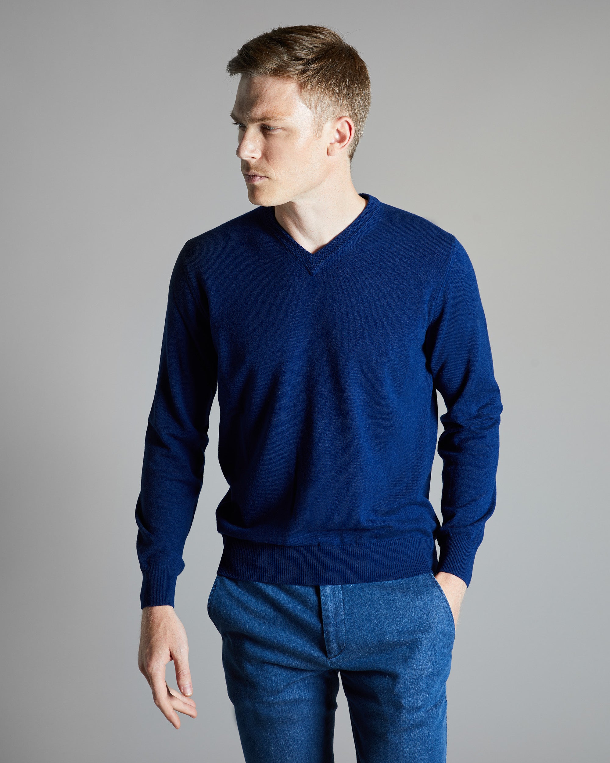 Blauer Pullover mit V-Ausschnitt aus Kid-Kaschmir