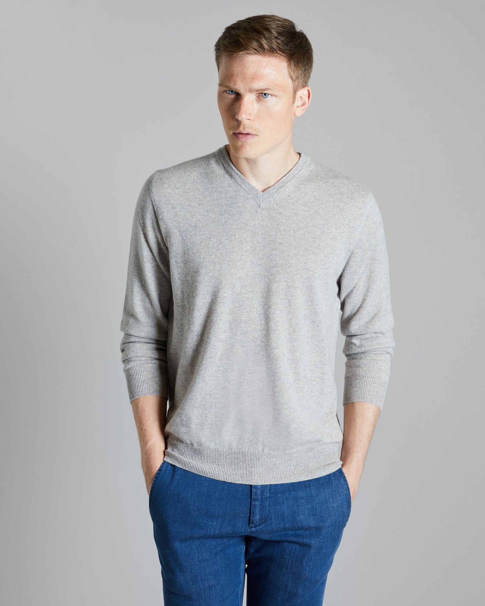 Braunmelierter Pullover aus Kaschmir mit V-Ausschnitt