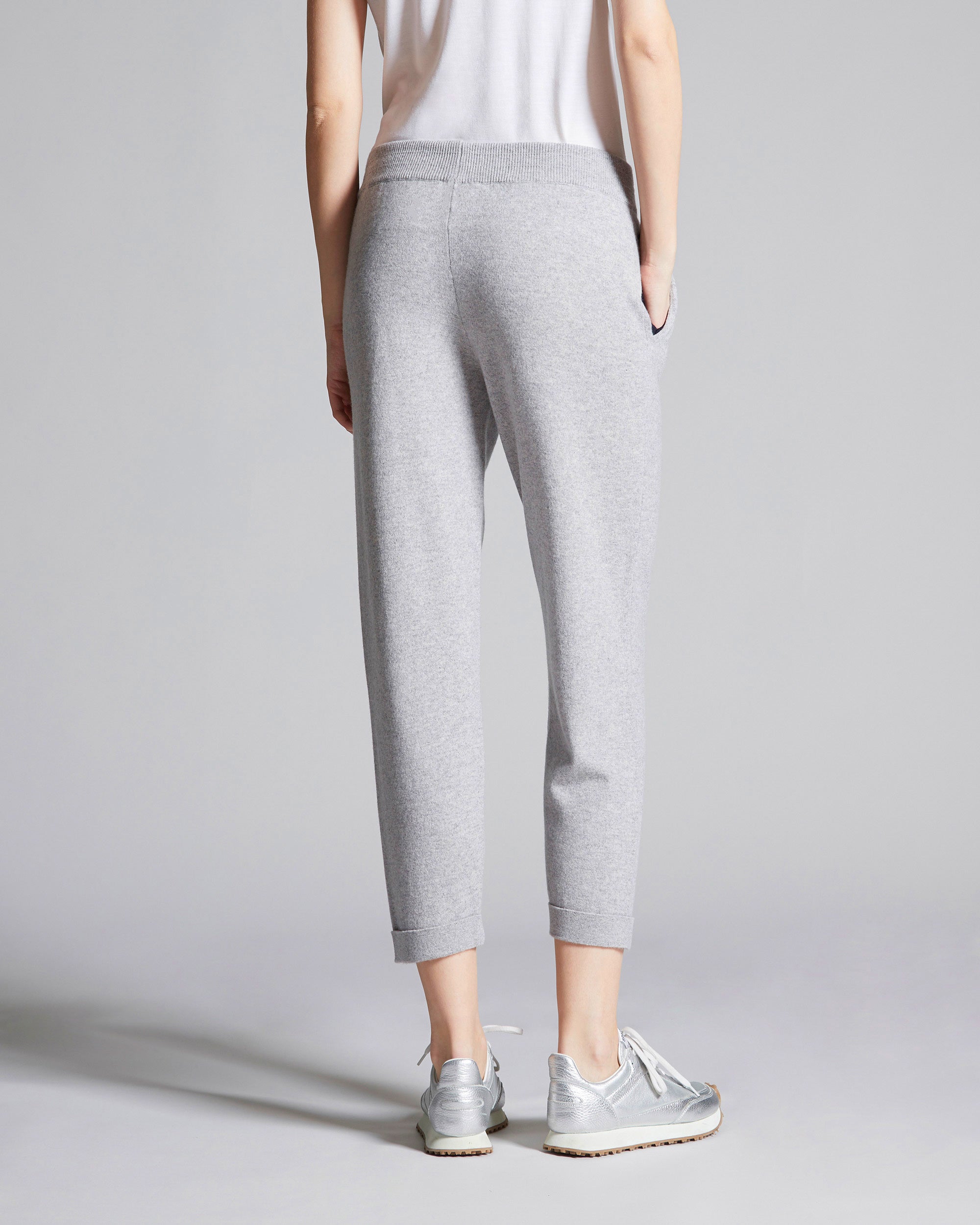Pearl grey Kid Cashmere jogging pants with cashmere and silk profiles