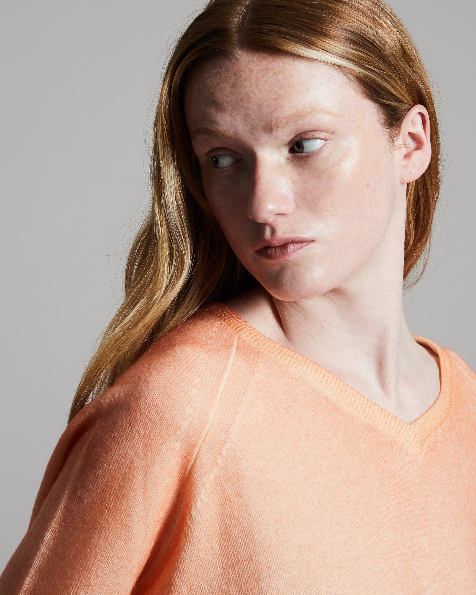 Kid cashmere hand sprayed V neck in orange