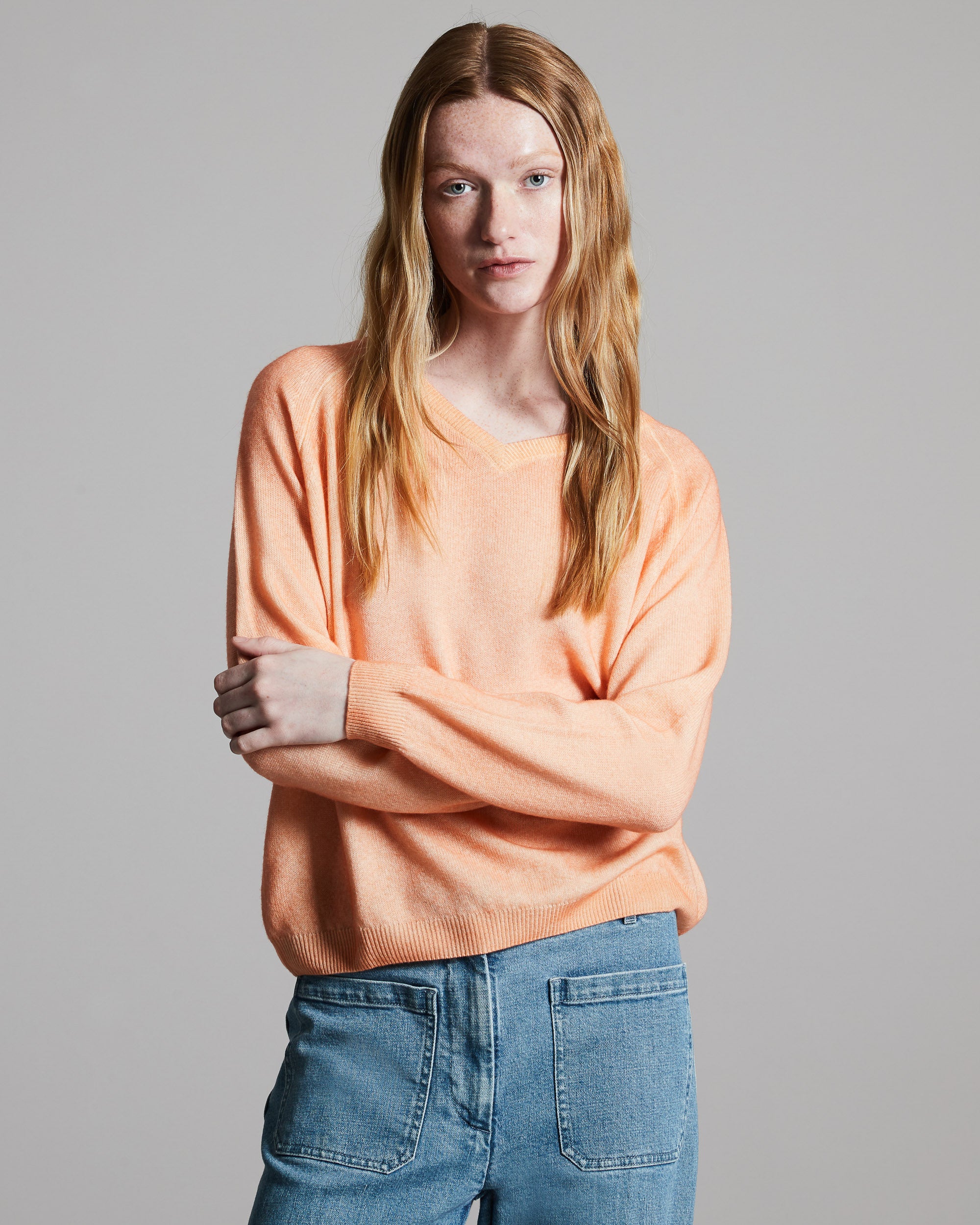 Kid cashmere hand sprayed V neck in orange