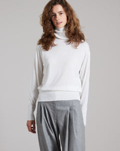 White cashmere and silk turtleneck sweater 2