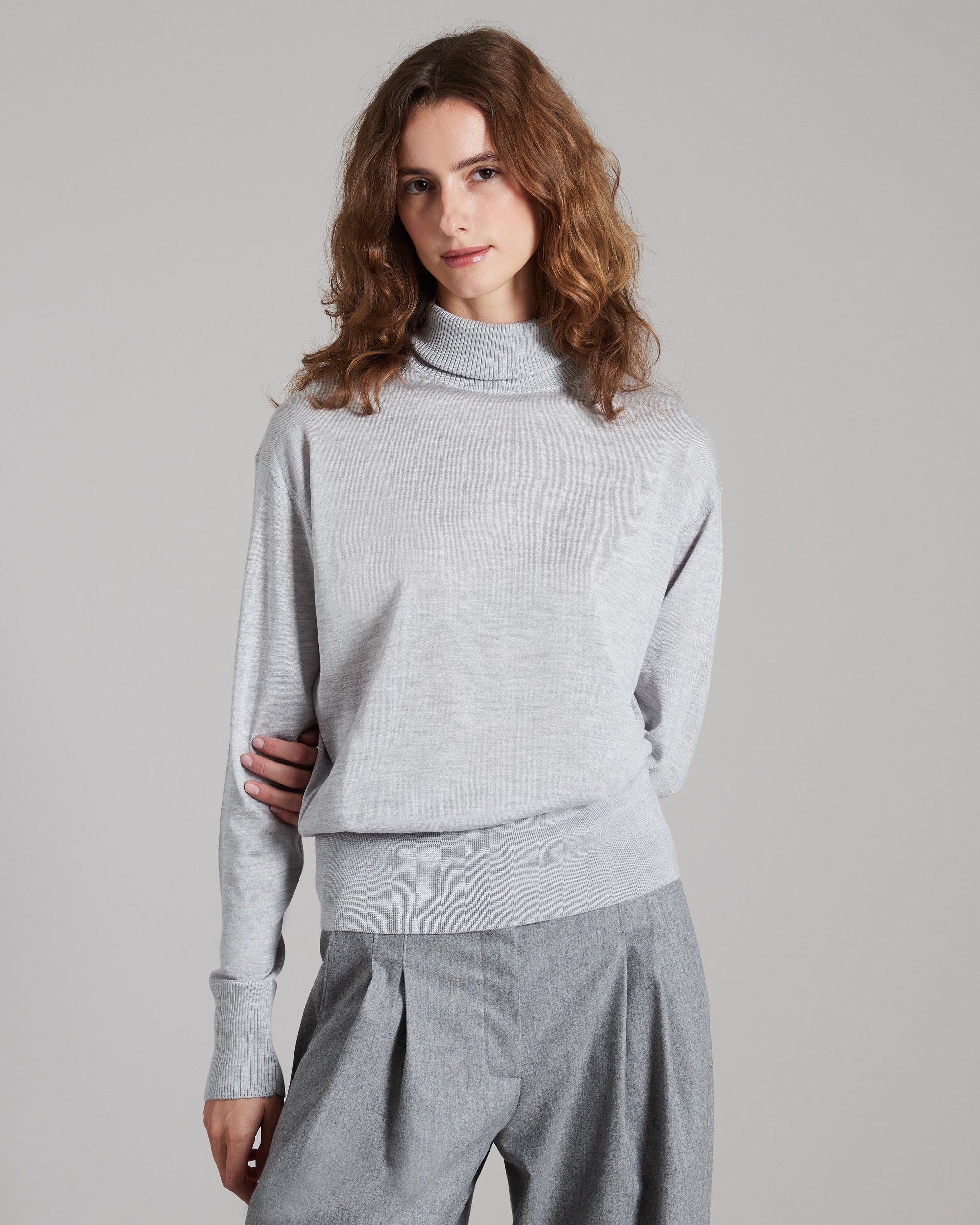 Maglia collo alto in cashmere e seta grigia