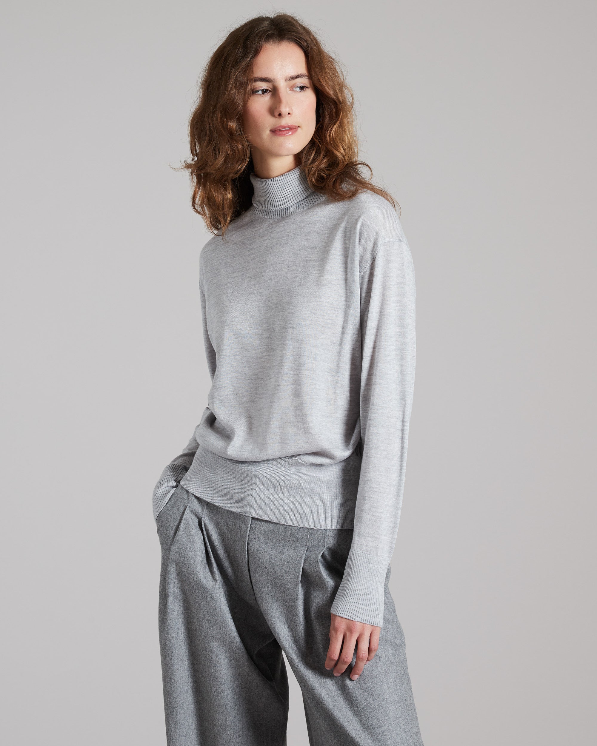 Maglia collo alto in cashmere e seta grigia