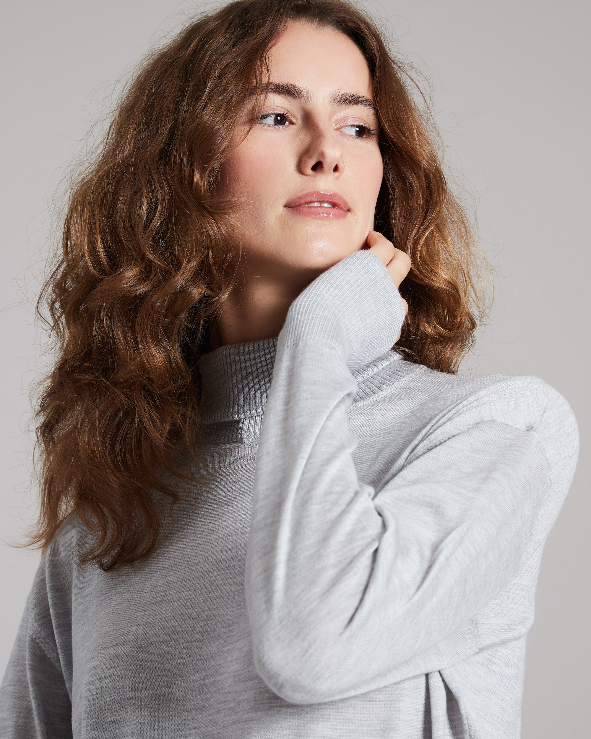 Maglia collo alto in cashmere e seta grigia