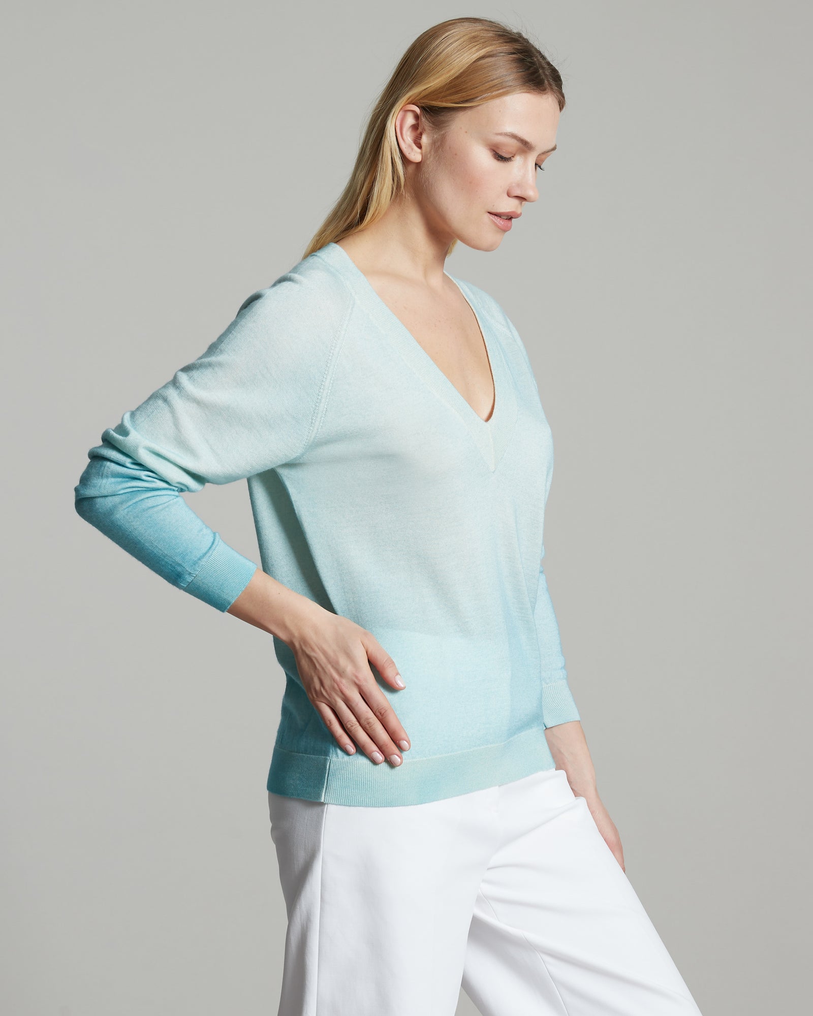 Cashmere and silk hand-sprayed V neck sweater in green