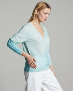Cashmere and silk hand-sprayed V neck sweater in green 2