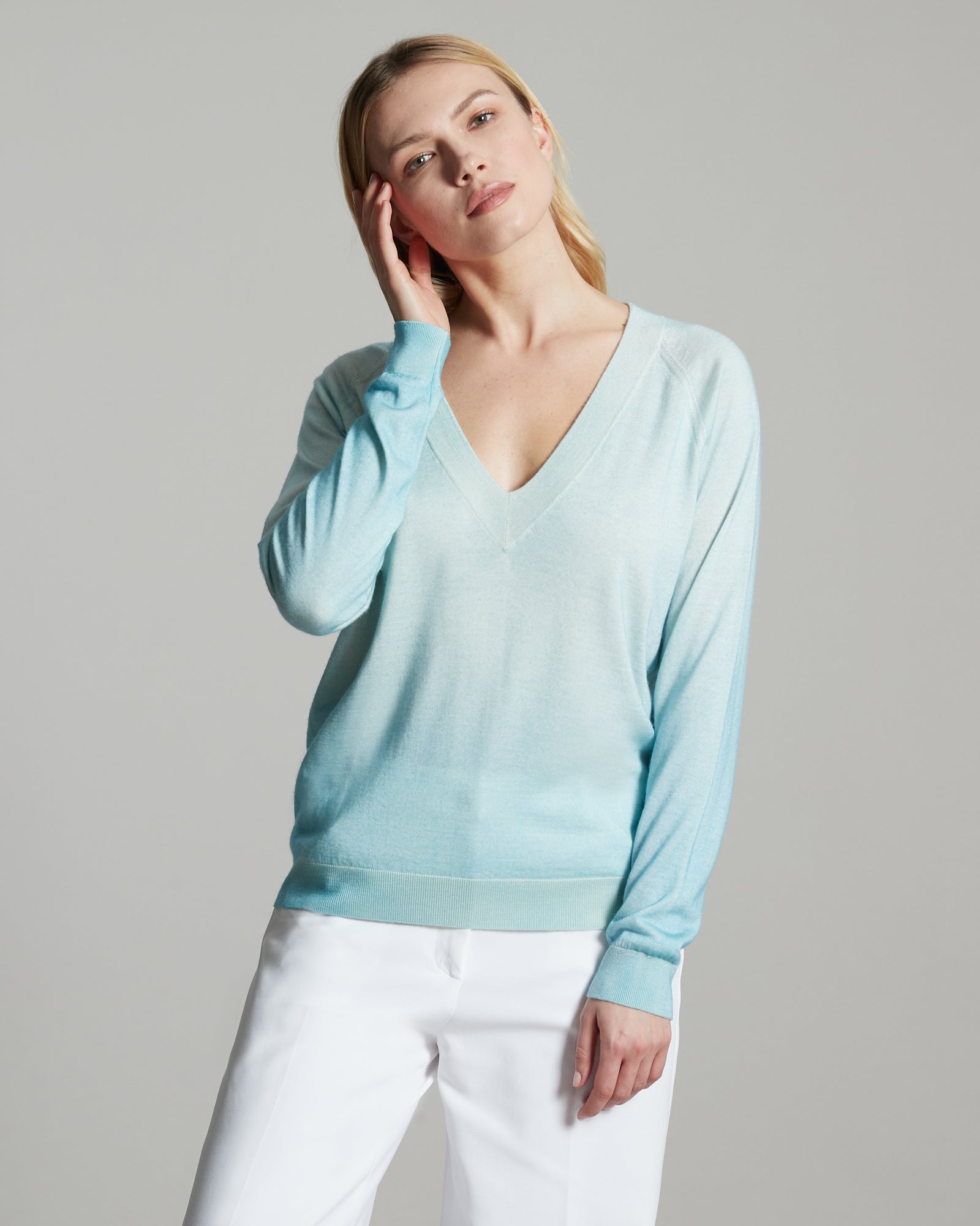 Cashmere and silk hand-sprayed V neck sweater in green