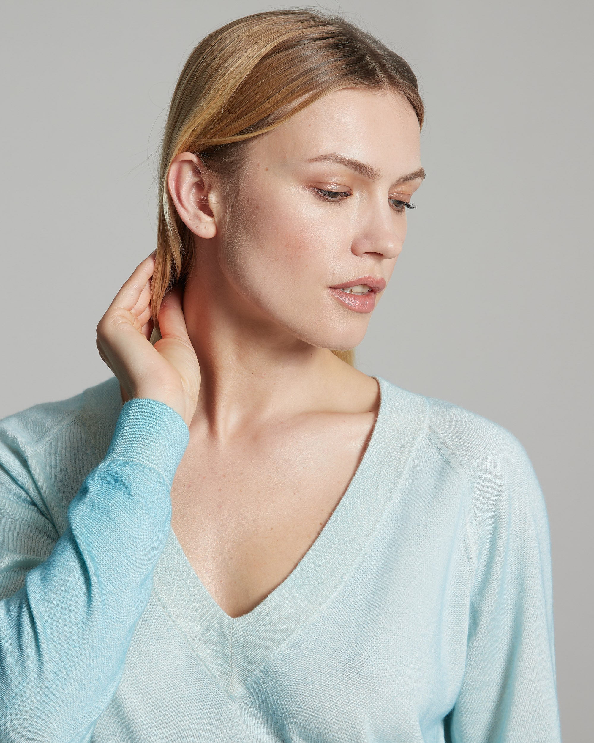 Cashmere and silk hand-sprayed V neck sweater in green