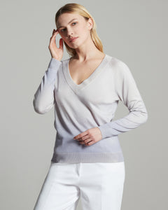 Cashmere and silk hand-sprayed V neck sweater in purple
