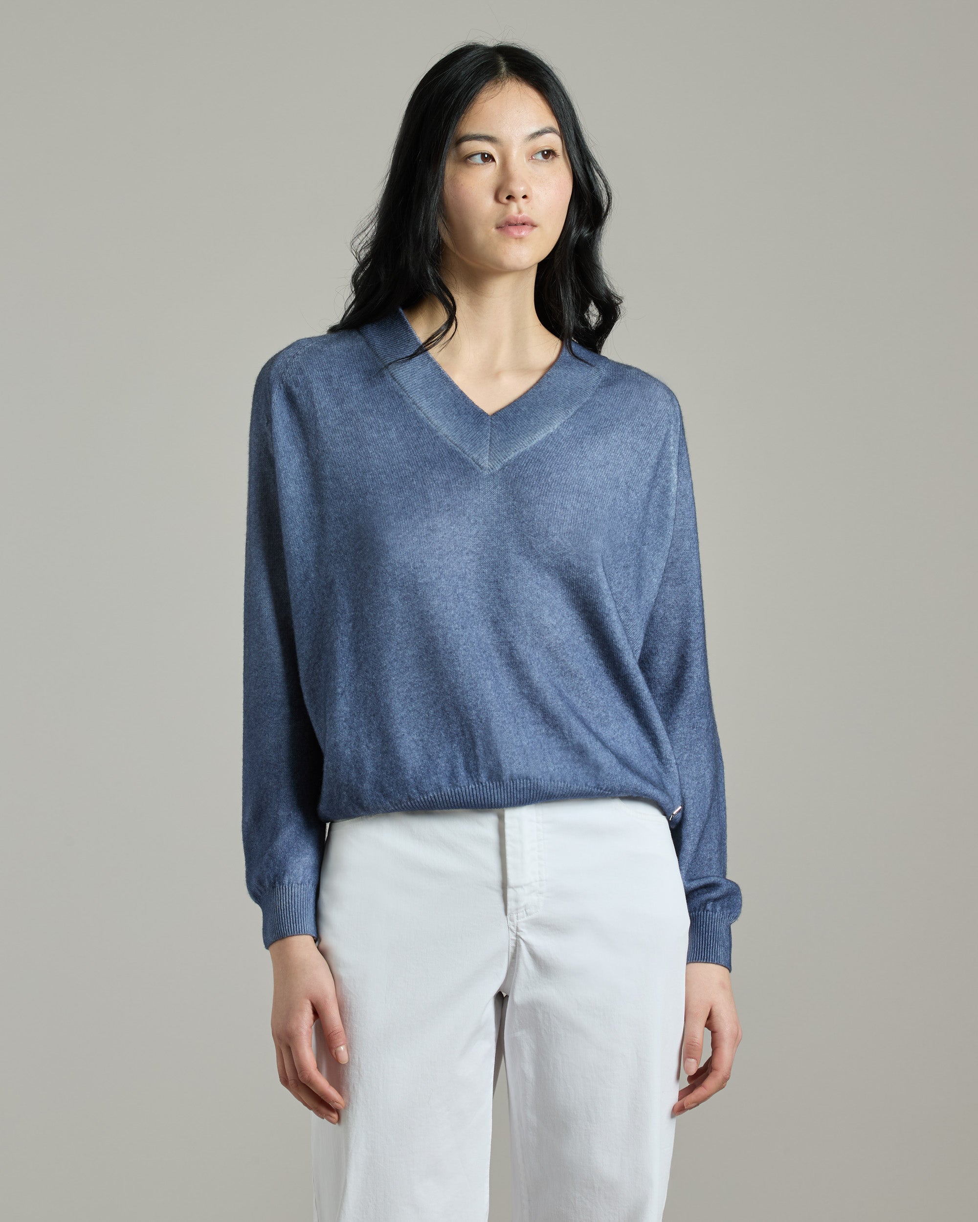 Scollo V in kid cashmere blu spruzzato a mano