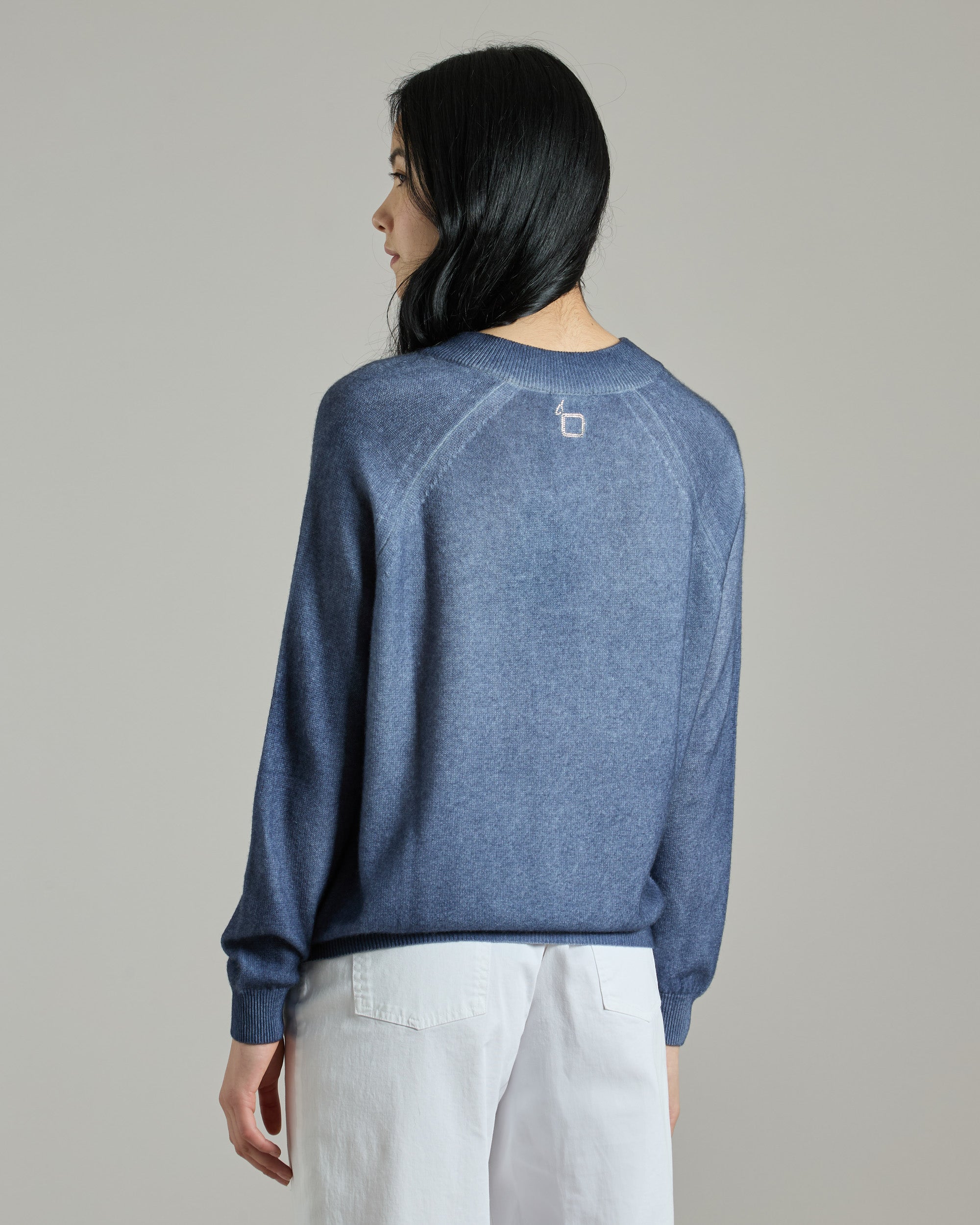 Scollo V in kid cashmere blu spruzzato a mano