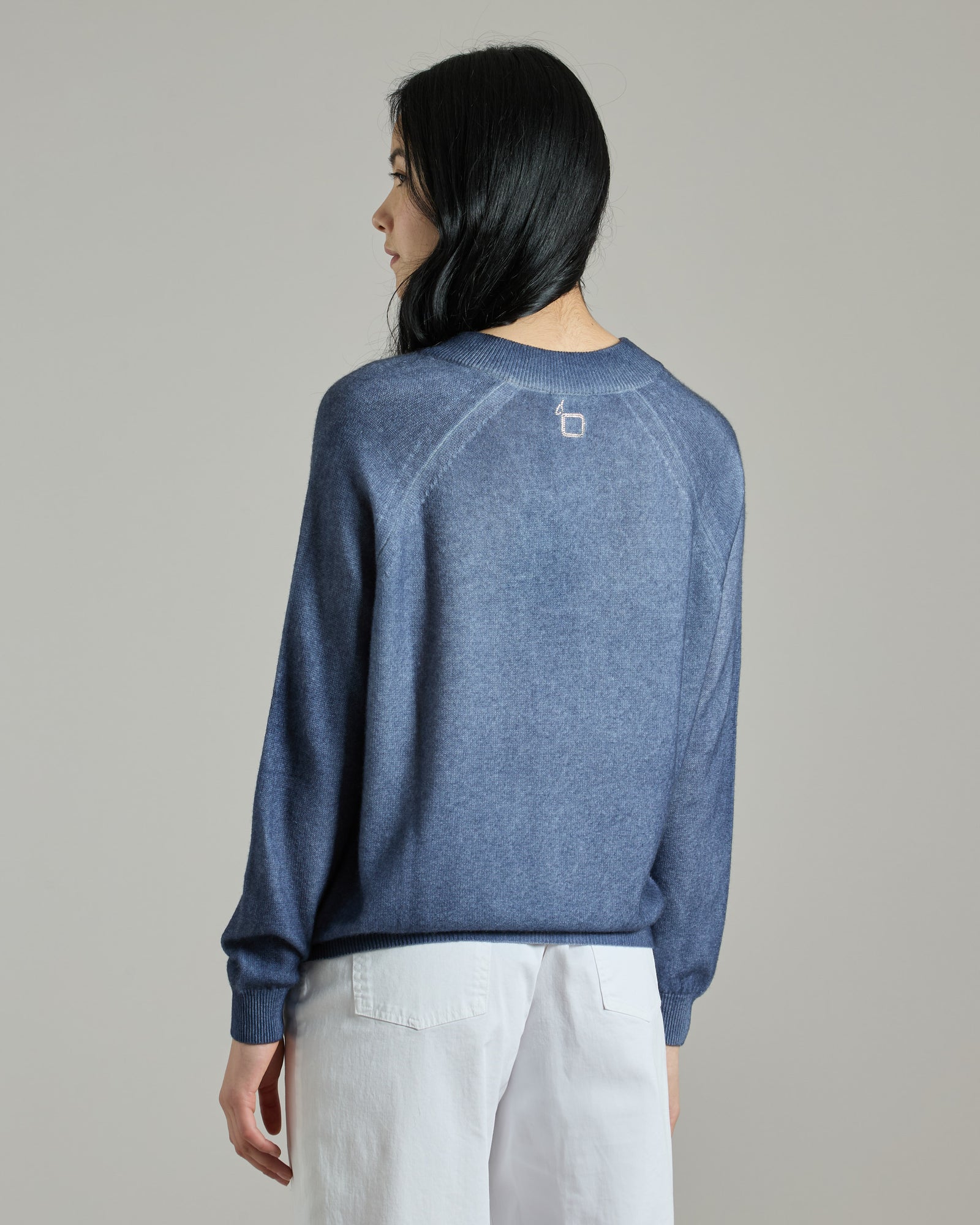 Scollo V in kid cashmere blu spruzzato a mano