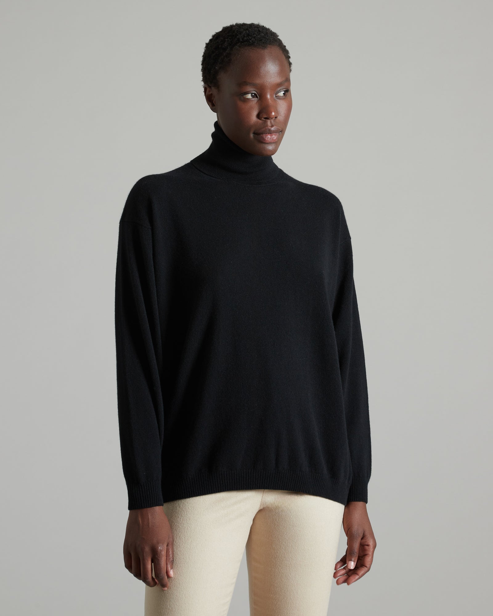 Pullover mit hohem Kragen aus schwarzem Kid Cashmere