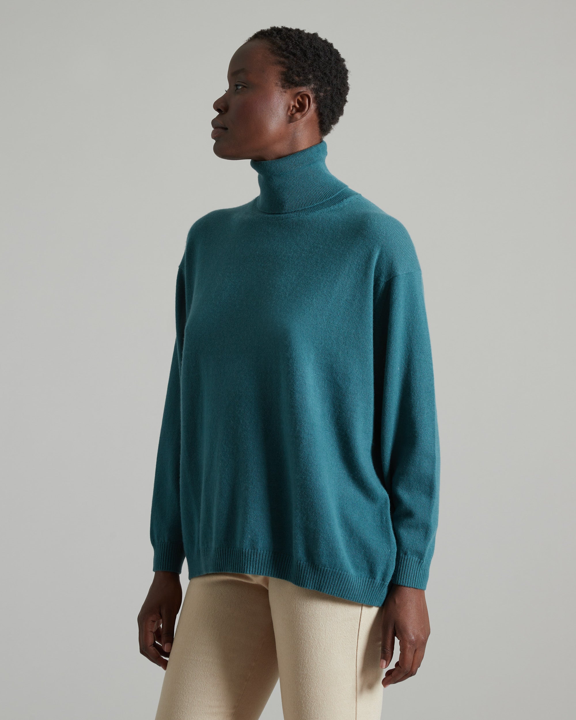 Pullover mit hohem Kragen aus gruenem Kid Cashmere