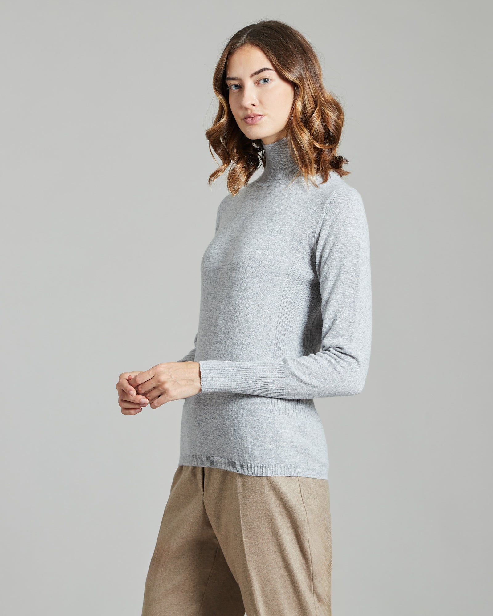 Pullover mit hohem Kragen aus hellgrauem  Kid Cashmere