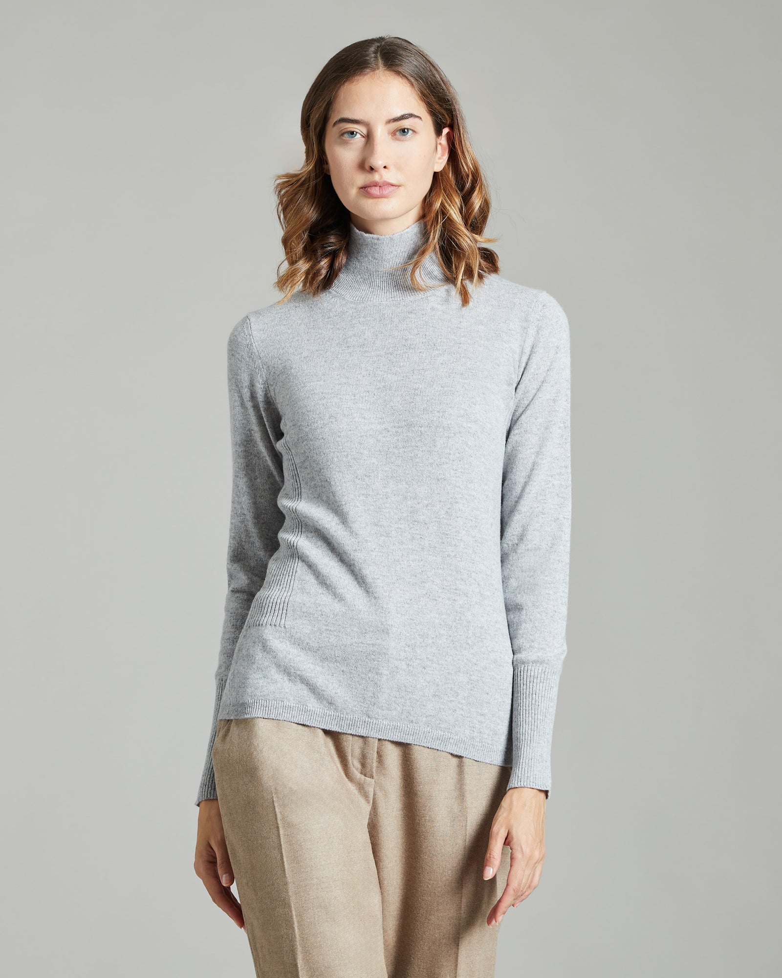 Pullover mit hohem Kragen aus hellgrauem  Kid Cashmere