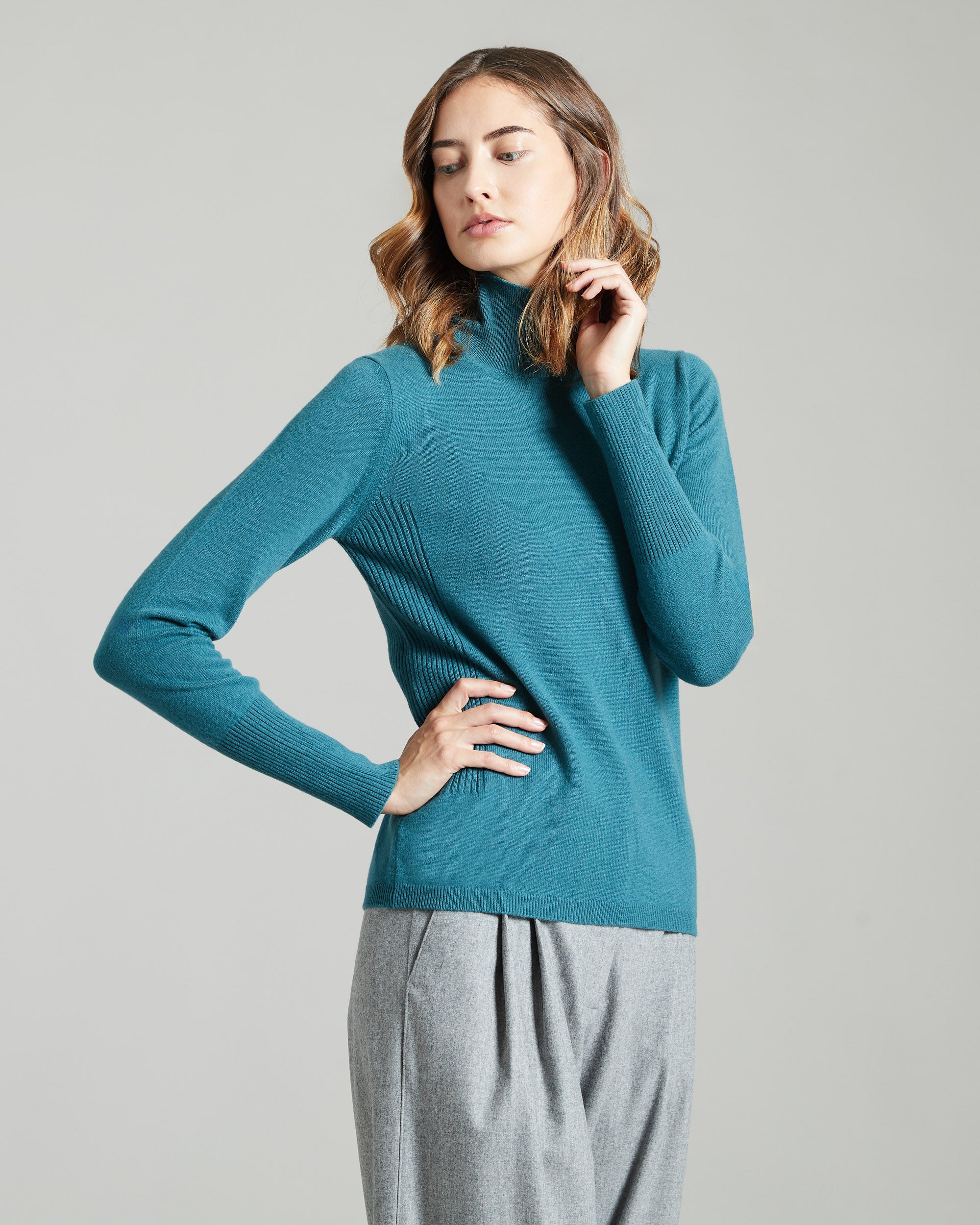 Pullover mit hohem Kragen aus gruenem  Kid Cashmere