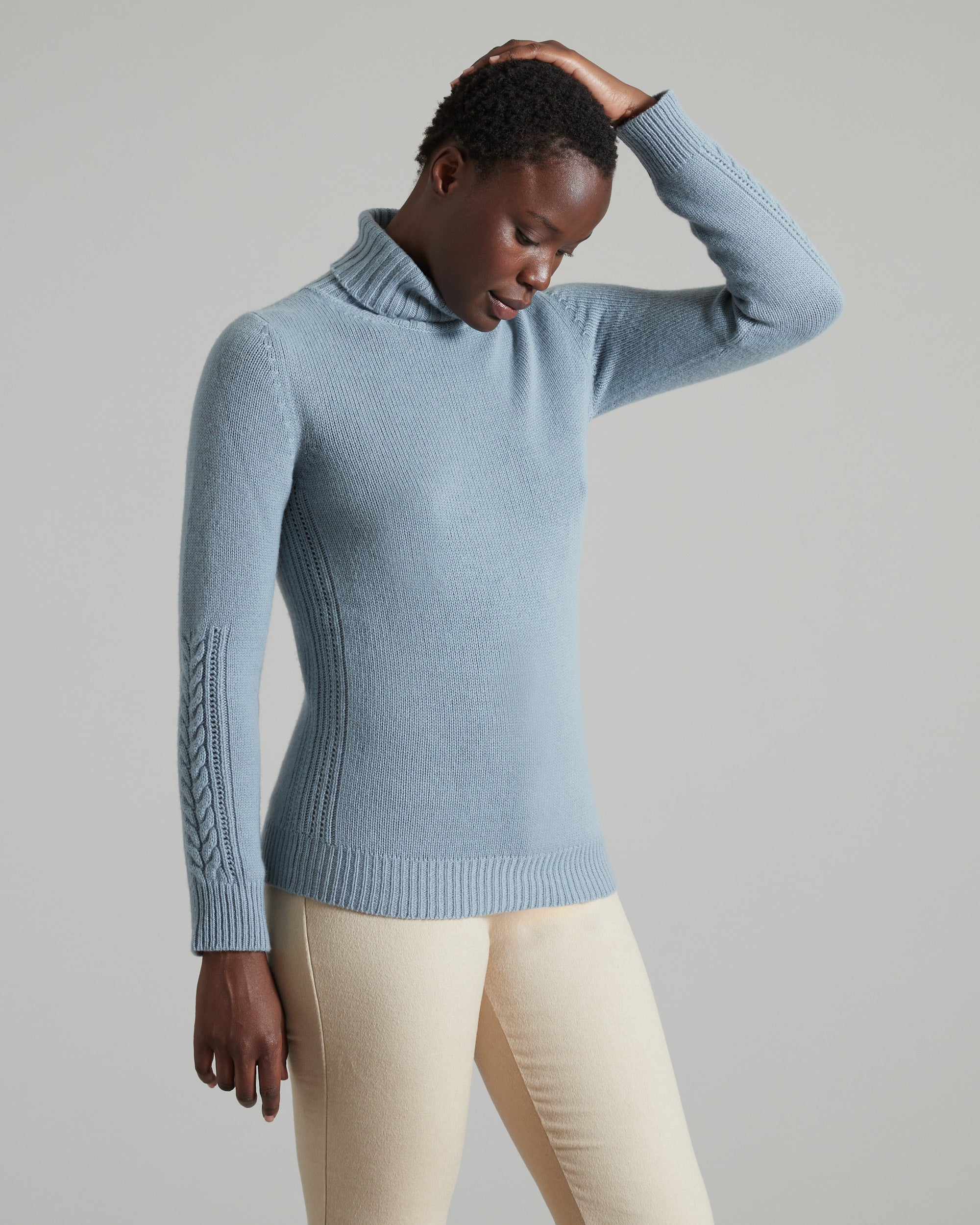 Pullover mit hohem Kragen aus hellblauem Kid Cashmere