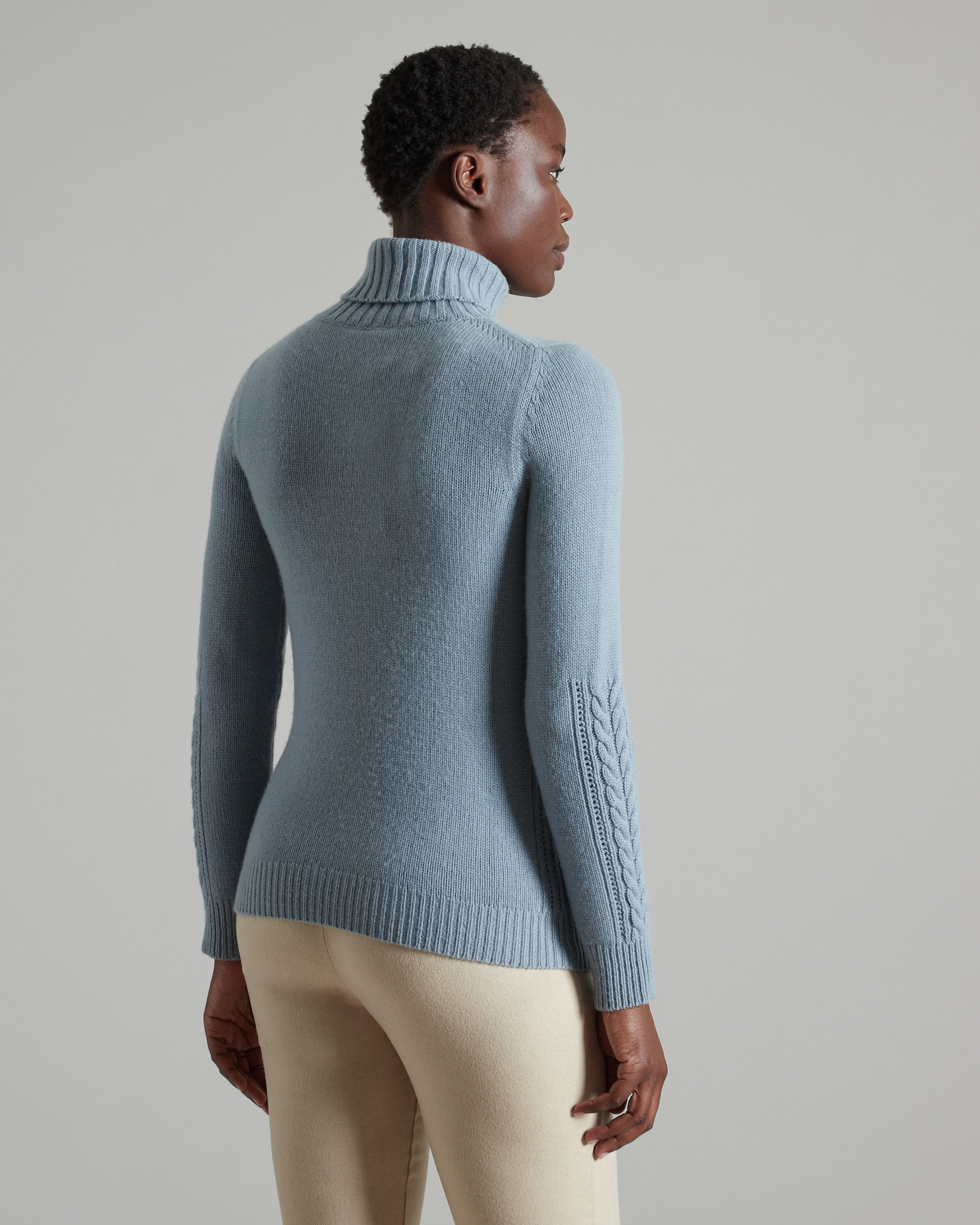 Pullover mit hohem Kragen aus hellblauem Kid Cashmere