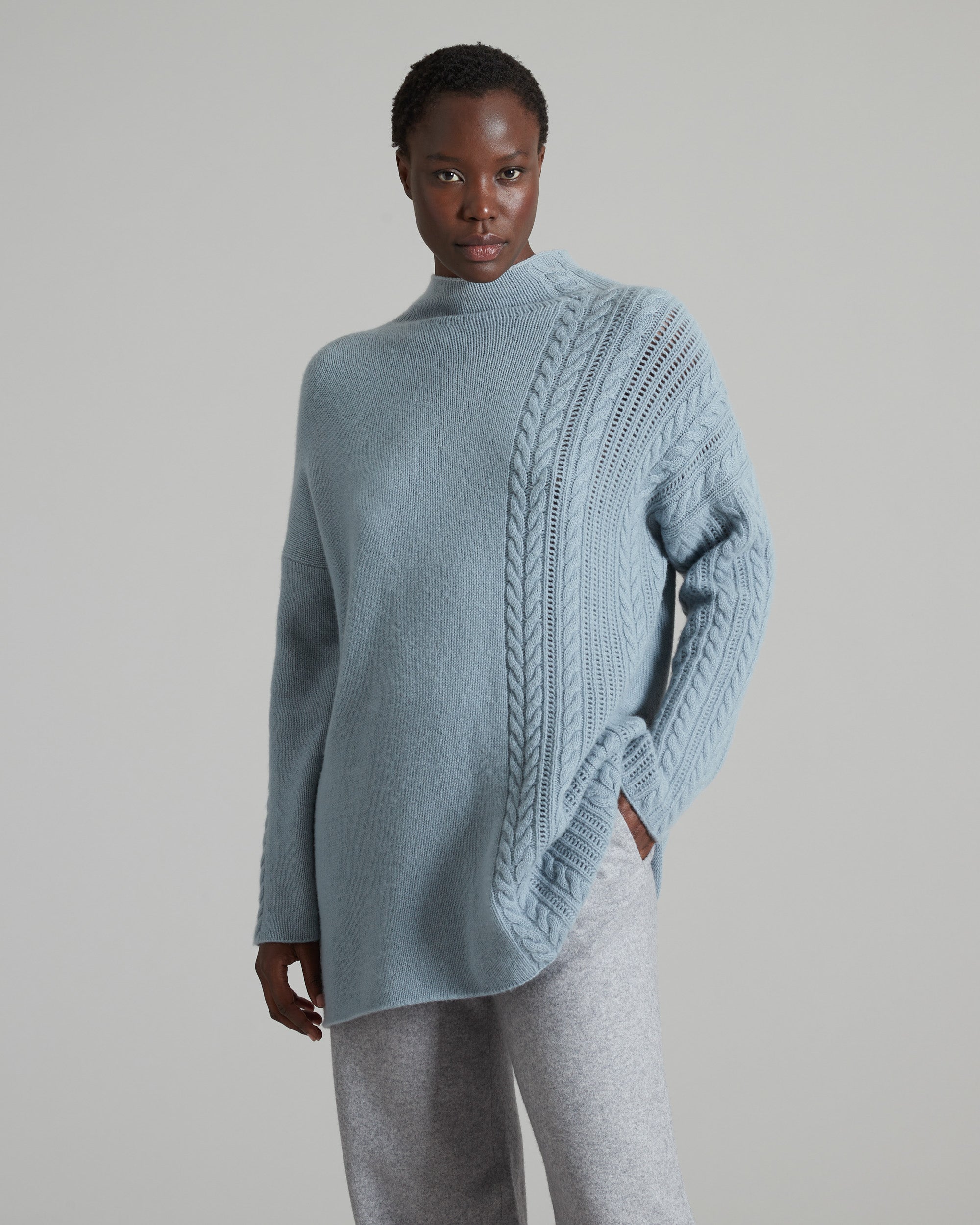 Pullover mit hohem Kragen aus hellblauem Kid Cashmere