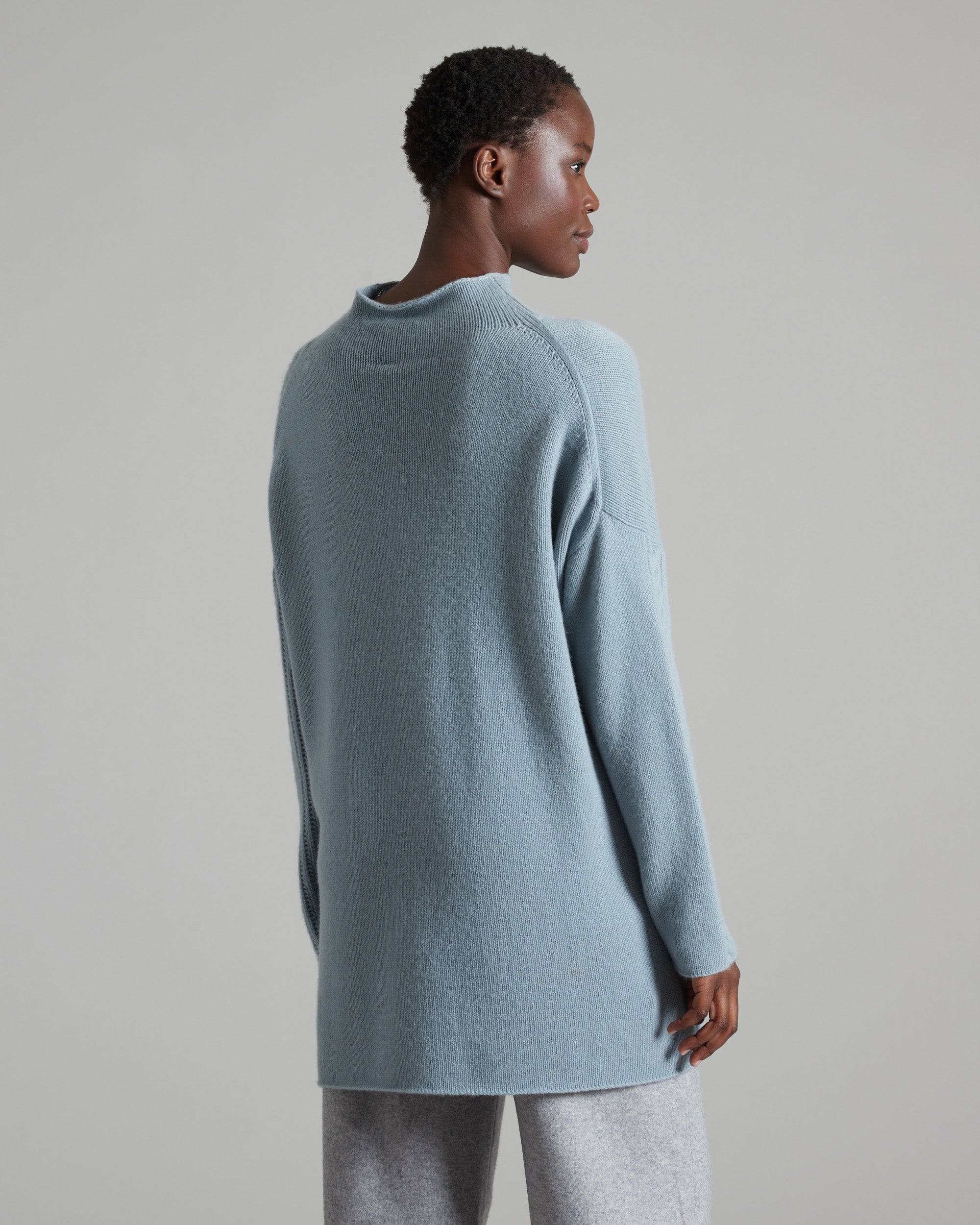 Pullover mit hohem Kragen aus hellblauem Kid Cashmere