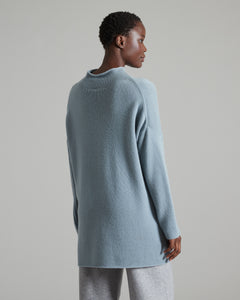 Pullover mit hohem Kragen aus hellblauem Kid Cashmere